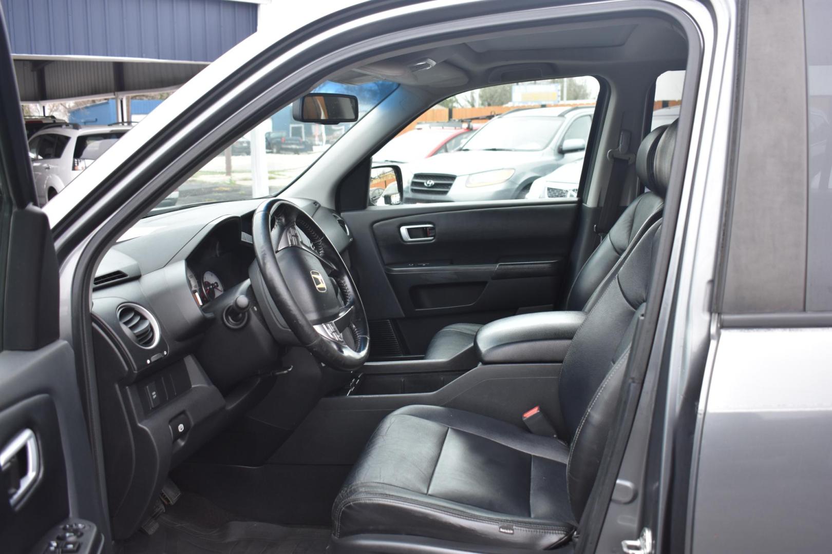 2009 GRAY HONDA PILOT EX-L 2WD (5FNYF38579B) with an 3.5L V6 SOHC 24V engine, 5-SPEED AUTOMATIC transmission, located at 420 E. Kingsbury St., Seguin, TX, 78155, (830) 401-0495, 29.581060, -97.961647 - Photo#2