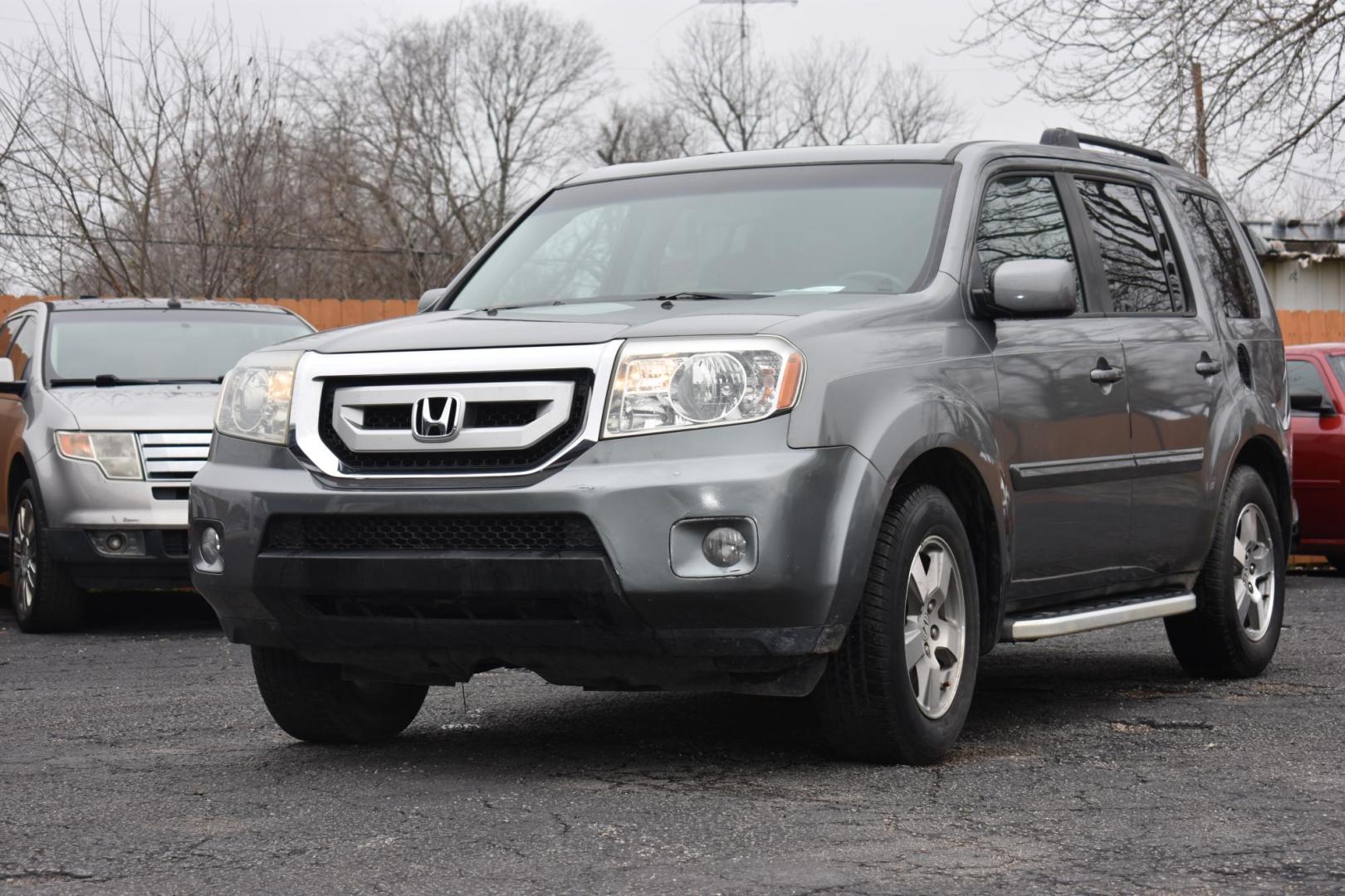 2009 GRAY HONDA PILOT EX-L 2WD (5FNYF38579B) with an 3.5L V6 SOHC 24V engine, 5-SPEED AUTOMATIC transmission, located at 420 E. Kingsbury St., Seguin, TX, 78155, (830) 401-0495, 29.581060, -97.961647 - Photo#0