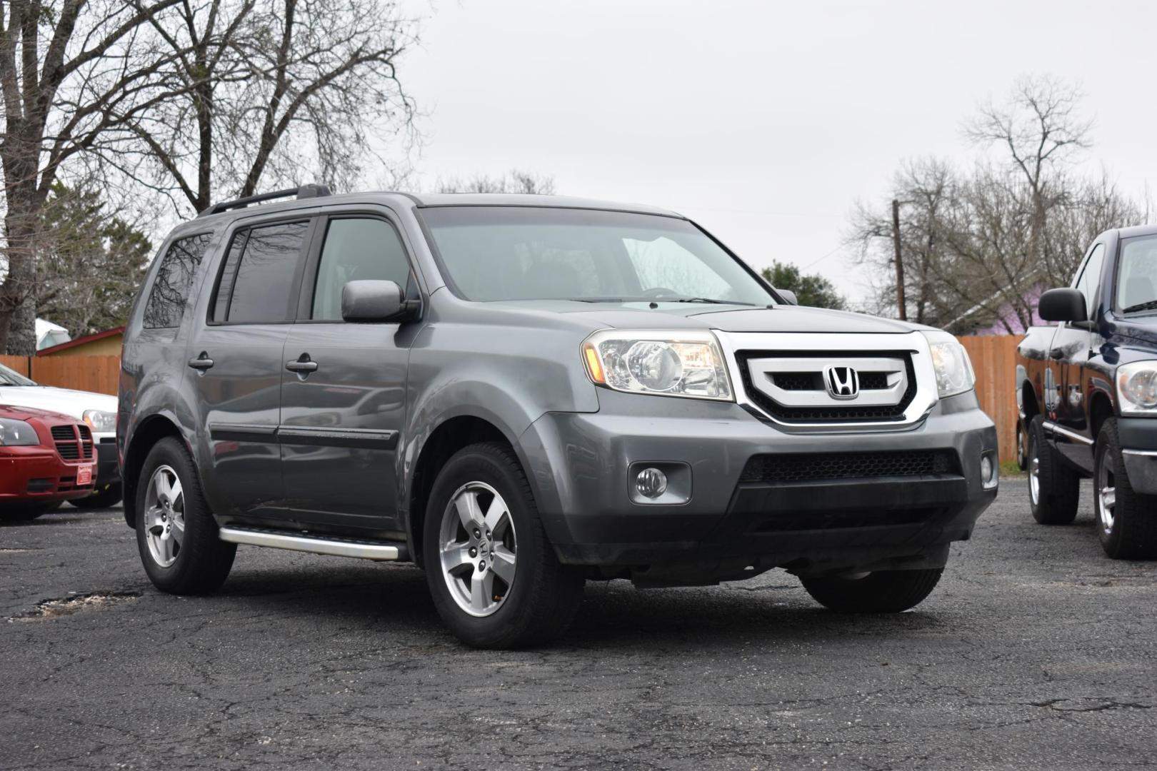 2009 GRAY HONDA PILOT EX-L 2WD (5FNYF38579B) with an 3.5L V6 SOHC 24V engine, 5-SPEED AUTOMATIC transmission, located at 420 E. Kingsbury St., Seguin, TX, 78155, (830) 401-0495, 29.581060, -97.961647 - Photo#1
