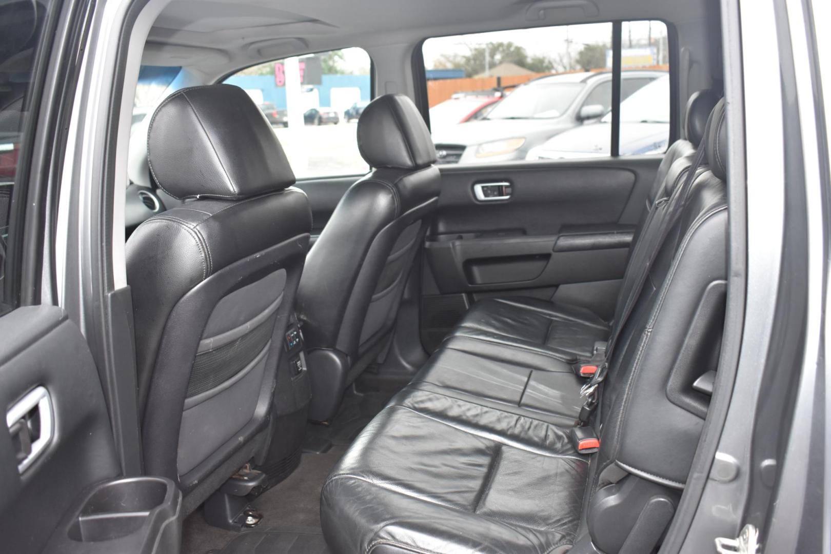2009 GRAY HONDA PILOT EX-L 2WD (5FNYF38579B) with an 3.5L V6 SOHC 24V engine, 5-SPEED AUTOMATIC transmission, located at 420 E. Kingsbury St., Seguin, TX, 78155, (830) 401-0495, 29.581060, -97.961647 - Photo#3