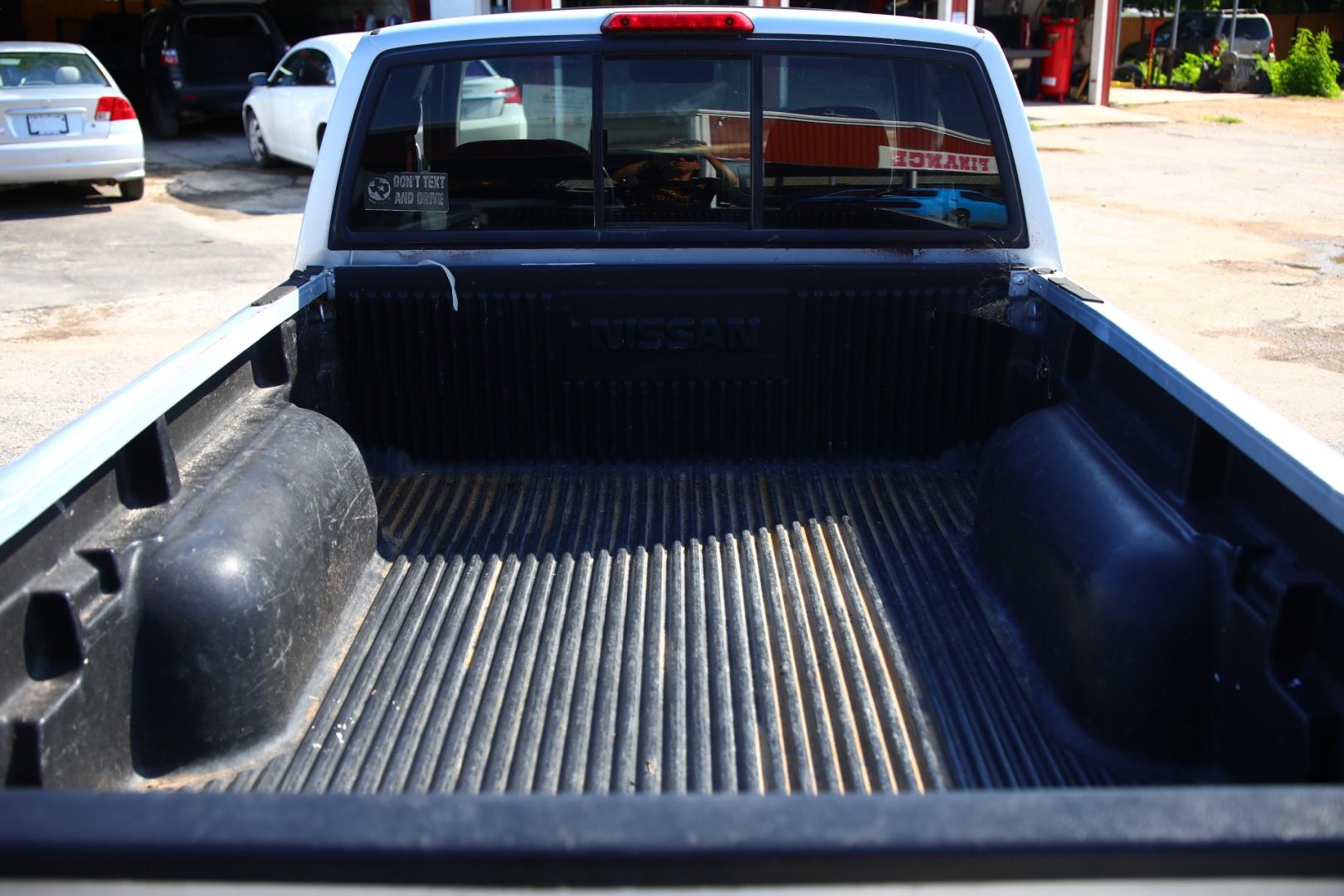 2000 GRAY NISSAN FRONTIER XE Desert Runner 2WD (1N6ED26T1YC) with an 3.4L V6 OHV 12V engine, 4-SPEED AUTOMATIC OR 5-SPEED MANUAL transmission, located at 420 E. Kingsbury St., Seguin, TX, 78155, (830) 401-0495, 29.581060, -97.961647 - Photo#10