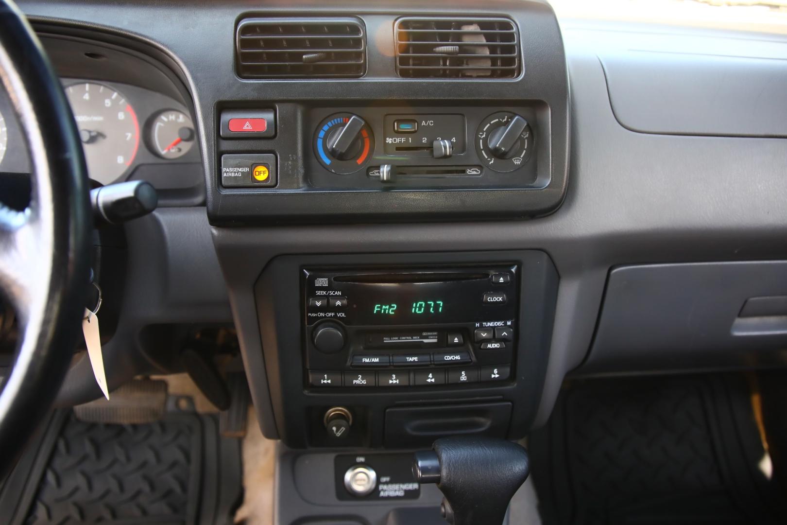 2000 GRAY NISSAN FRONTIER XE Desert Runner 2WD (1N6ED26T1YC) with an 3.4L V6 OHV 12V engine, 4-SPEED AUTOMATIC OR 5-SPEED MANUAL transmission, located at 420 E. Kingsbury St., Seguin, TX, 78155, (830) 401-0495, 29.581060, -97.961647 - Photo#15