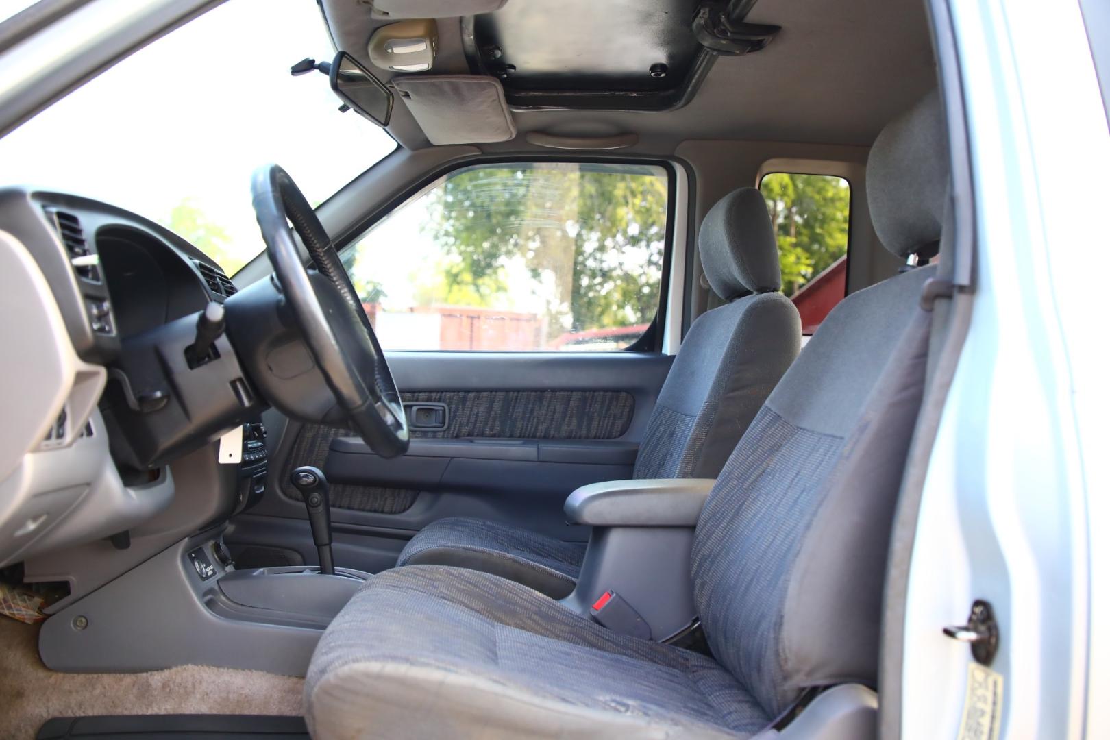 2000 GRAY NISSAN FRONTIER XE Desert Runner 2WD (1N6ED26T1YC) with an 3.4L V6 OHV 12V engine, 4-SPEED AUTOMATIC OR 5-SPEED MANUAL transmission, located at 420 E. Kingsbury St., Seguin, TX, 78155, (830) 401-0495, 29.581060, -97.961647 - Photo#18