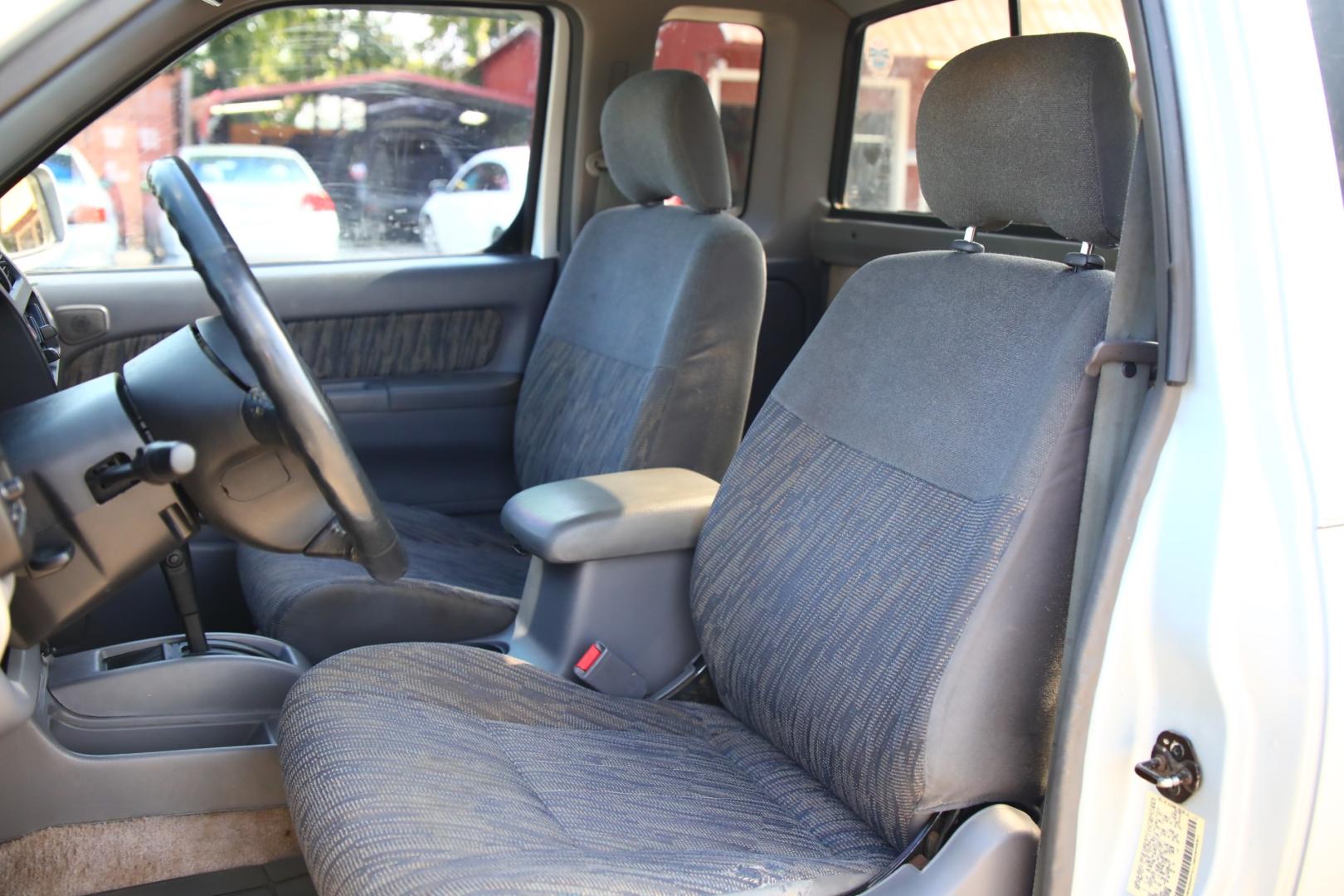 2000 GRAY NISSAN FRONTIER XE Desert Runner 2WD (1N6ED26T1YC) with an 3.4L V6 OHV 12V engine, 4-SPEED AUTOMATIC OR 5-SPEED MANUAL transmission, located at 420 E. Kingsbury St., Seguin, TX, 78155, (830) 401-0495, 29.581060, -97.961647 - Photo#19