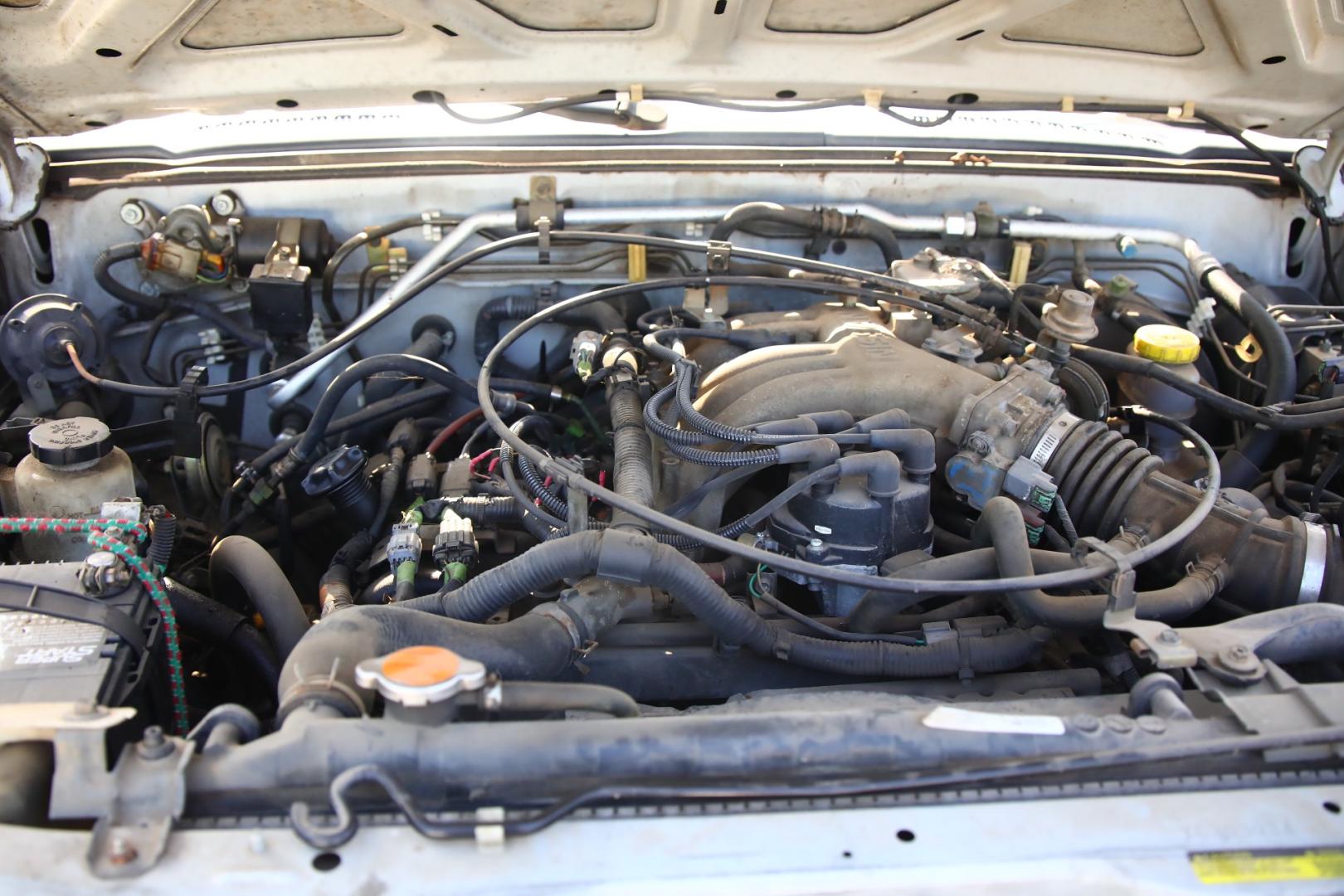 2000 GRAY NISSAN FRONTIER XE Desert Runner 2WD (1N6ED26T1YC) with an 3.4L V6 OHV 12V engine, 4-SPEED AUTOMATIC OR 5-SPEED MANUAL transmission, located at 420 E. Kingsbury St., Seguin, TX, 78155, (830) 401-0495, 29.581060, -97.961647 - Photo#20