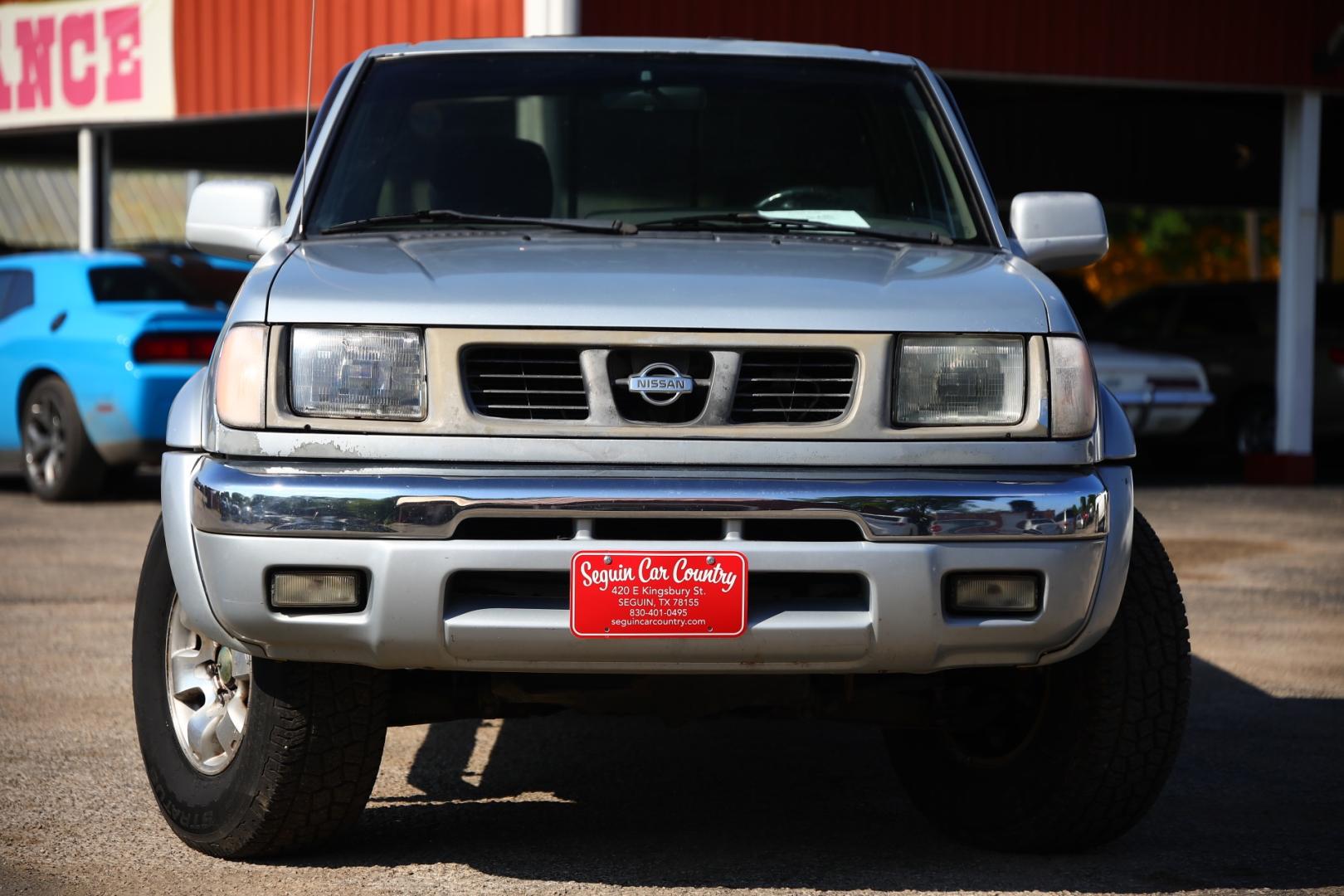 2000 GRAY NISSAN FRONTIER XE Desert Runner 2WD (1N6ED26T1YC) with an 3.4L V6 OHV 12V engine, 4-SPEED AUTOMATIC OR 5-SPEED MANUAL transmission, located at 420 E. Kingsbury St., Seguin, TX, 78155, (830) 401-0495, 29.581060, -97.961647 - Photo#2