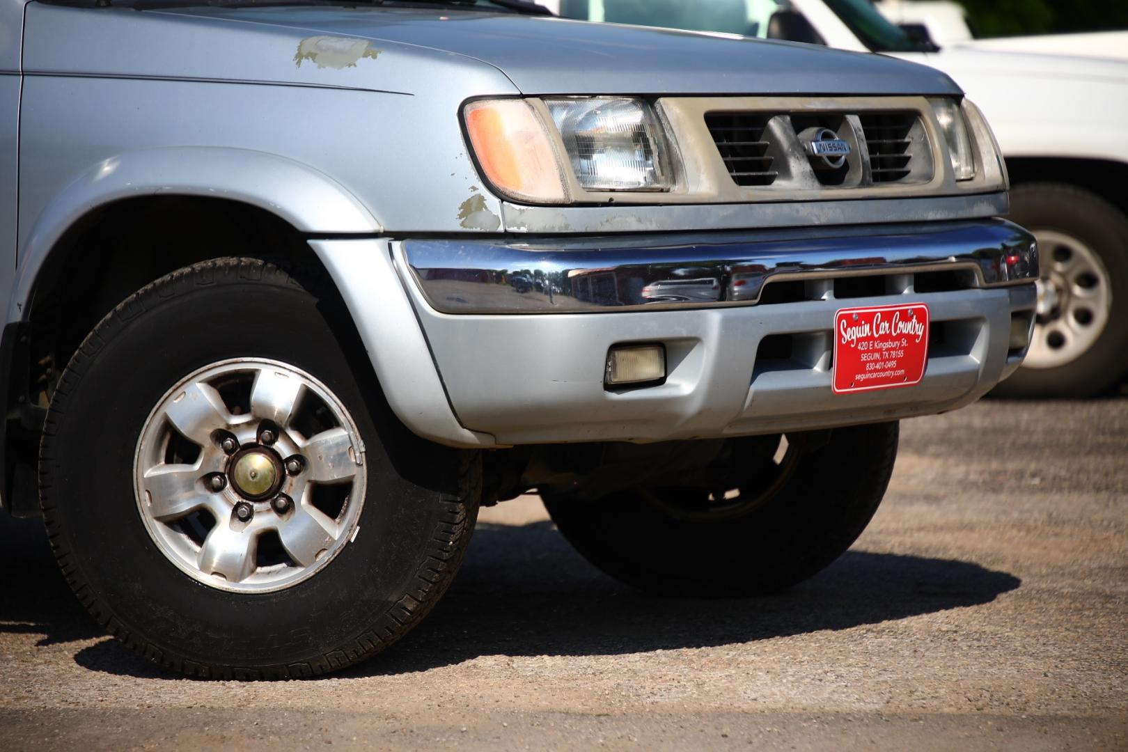 2000 GRAY NISSAN FRONTIER XE Desert Runner 2WD (1N6ED26T1YC) with an 3.4L V6 OHV 12V engine, 4-SPEED AUTOMATIC OR 5-SPEED MANUAL transmission, located at 420 E. Kingsbury St., Seguin, TX, 78155, (830) 401-0495, 29.581060, -97.961647 - Photo#3