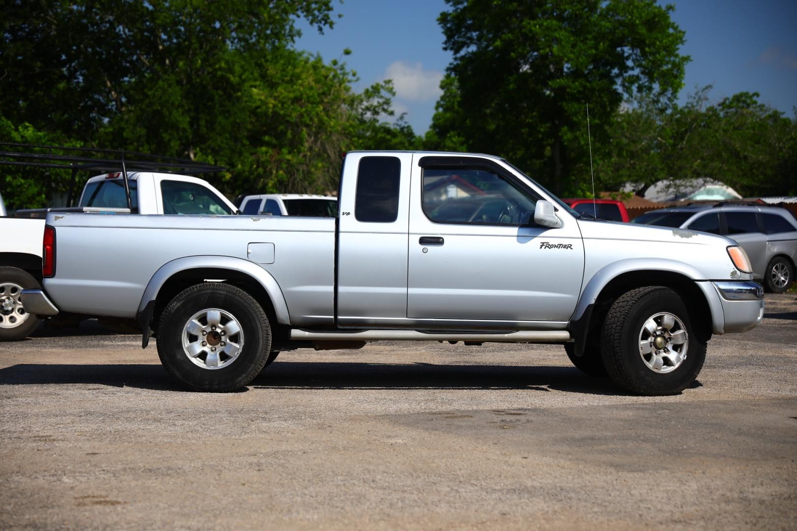 2000 GRAY NISSAN FRONTIER XE Desert Runner 2WD (1N6ED26T1YC) with an 3.4L V6 OHV 12V engine, 4-SPEED AUTOMATIC OR 5-SPEED MANUAL transmission, located at 420 E. Kingsbury St., Seguin, TX, 78155, (830) 401-0495, 29.581060, -97.961647 - Photo#4