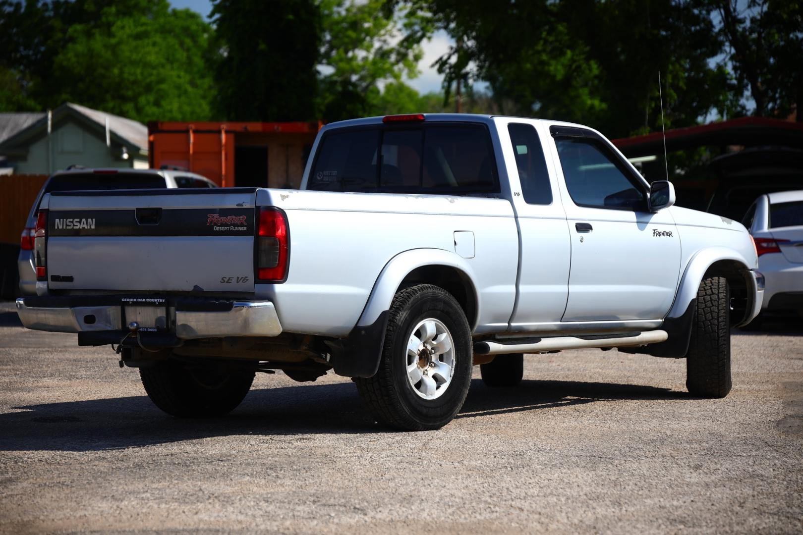 2000 GRAY NISSAN FRONTIER XE Desert Runner 2WD (1N6ED26T1YC) with an 3.4L V6 OHV 12V engine, 4-SPEED AUTOMATIC OR 5-SPEED MANUAL transmission, located at 420 E. Kingsbury St., Seguin, TX, 78155, (830) 401-0495, 29.581060, -97.961647 - Photo#5