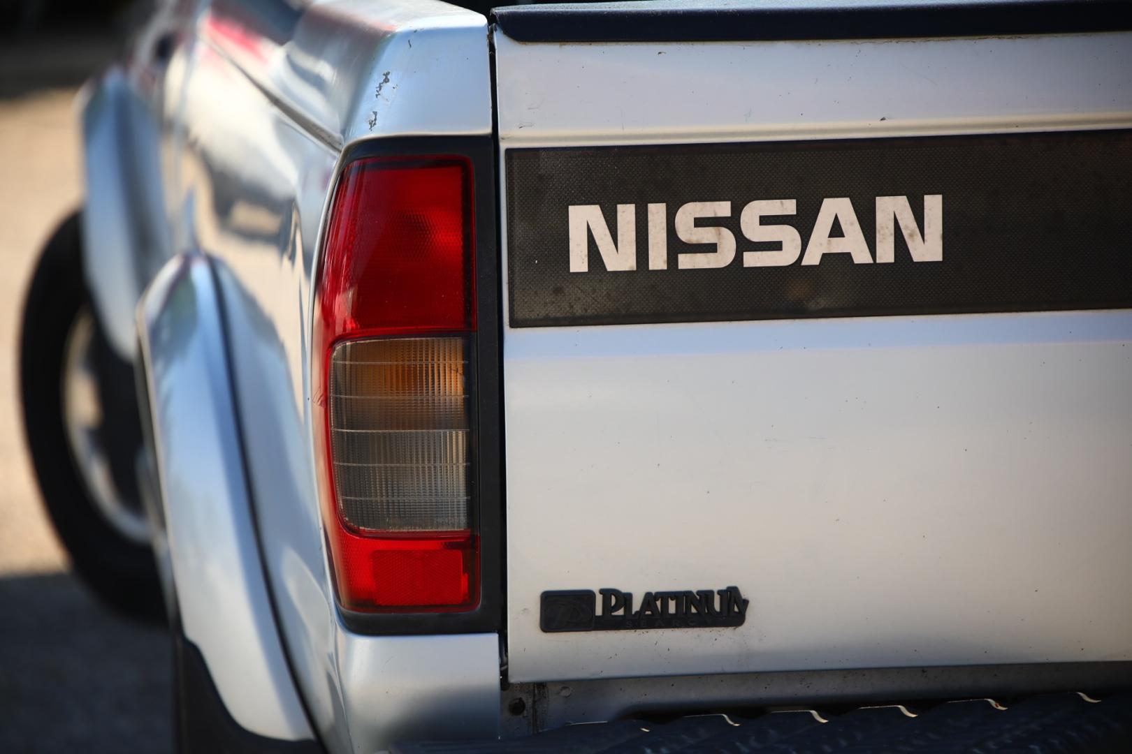 2000 GRAY NISSAN FRONTIER XE Desert Runner 2WD (1N6ED26T1YC) with an 3.4L V6 OHV 12V engine, 4-SPEED AUTOMATIC OR 5-SPEED MANUAL transmission, located at 420 E. Kingsbury St., Seguin, TX, 78155, (830) 401-0495, 29.581060, -97.961647 - Photo#8