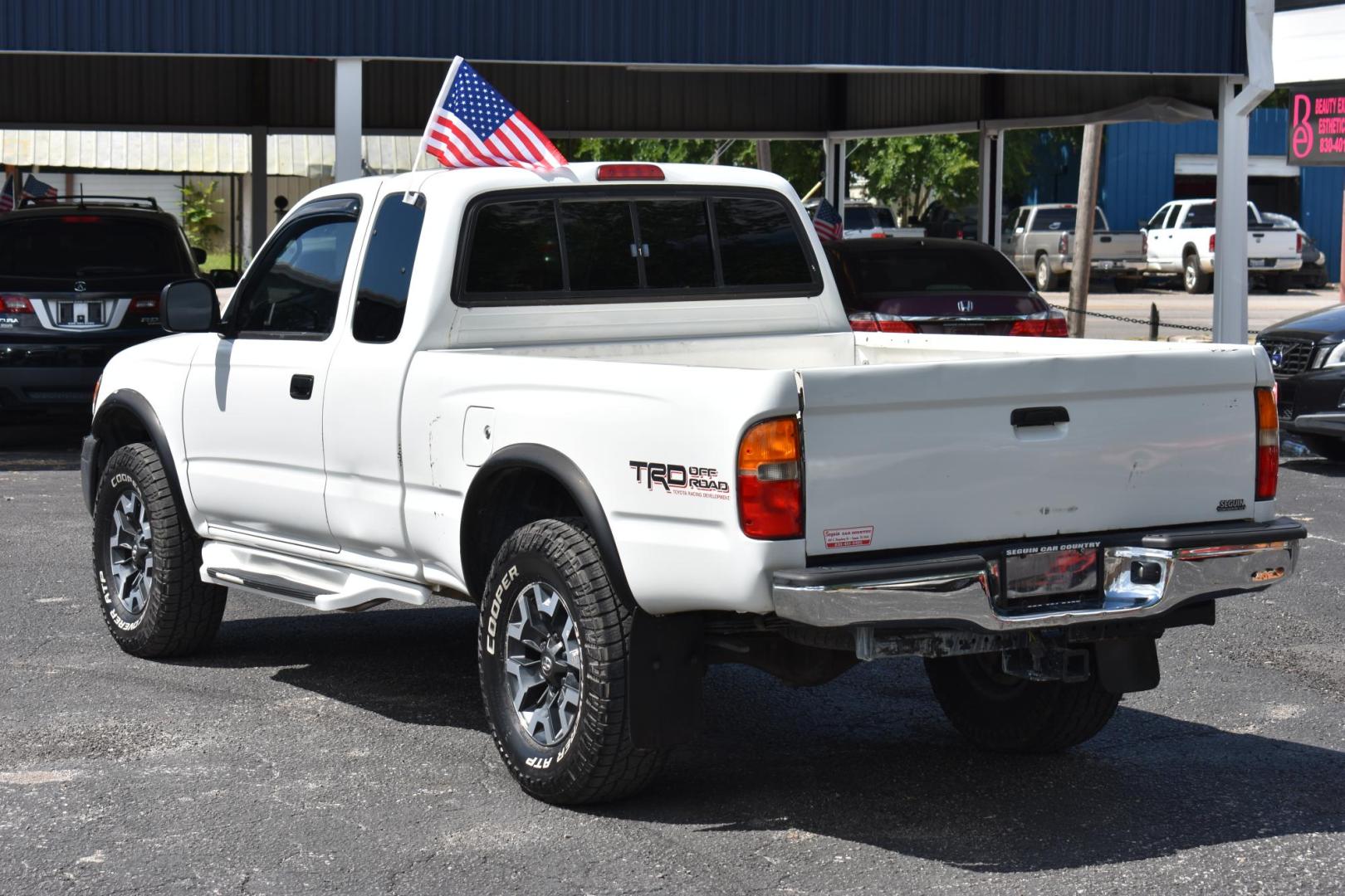 2000 WHITE TOYOTA TACOMA PreRunner Xtracab V6 2WD (4TASN92N1YZ) with an 3.4L V6 DOHC 24V engine, 4-SPEED AUTOMATIC transmission, located at 420 E. Kingsbury St., Seguin, TX, 78155, (830) 401-0495, 29.581060, -97.961647 - Photo#2