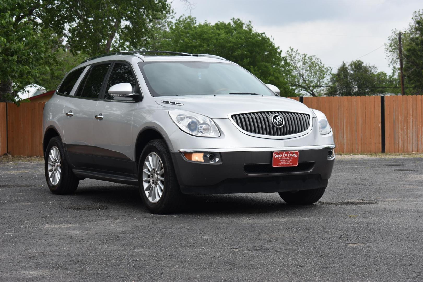 2012 SILVER BUICK ENCLAVE Leather FWD (5GAKRCED0CJ) with an 3.6L V6 DOHC 24V engine, 6-SPEED AUTOMATIC OVERDRIVE transmission, located at 420 E. Kingsbury St., Seguin, TX, 78155, (830) 401-0495, 29.581060, -97.961647 - Photo#0