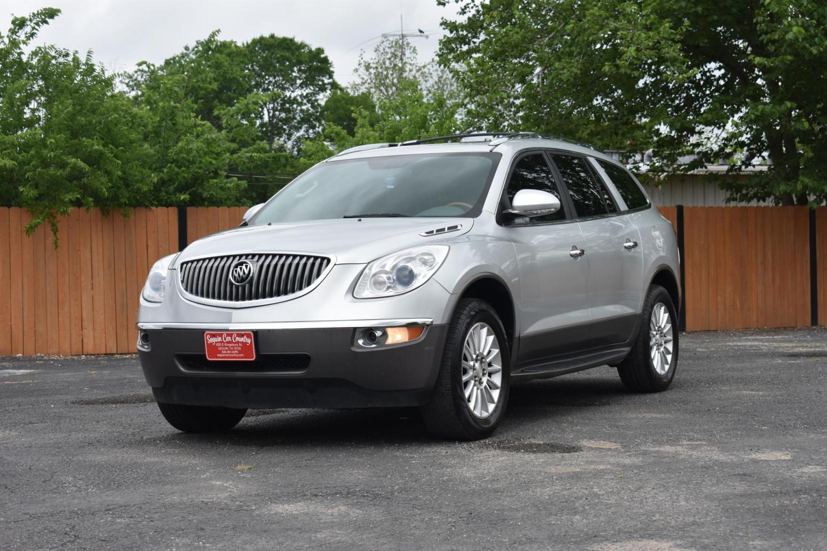 2012 SILVER BUICK ENCLAVE Leather FWD (5GAKRCED0CJ) with an 3.6L V6 DOHC 24V engine, 6-SPEED AUTOMATIC OVERDRIVE transmission, located at 420 E. Kingsbury St., Seguin, TX, 78155, (830) 401-0495, 29.581060, -97.961647 - Photo#1