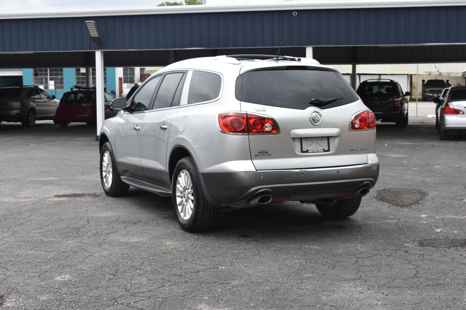 2012 SILVER BUICK ENCLAVE Leather FWD (5GAKRCED0CJ) with an 3.6L V6 DOHC 24V engine, 6-SPEED AUTOMATIC OVERDRIVE transmission, located at 420 E. Kingsbury St., Seguin, TX, 78155, (830) 401-0495, 29.581060, -97.961647 - Photo#2