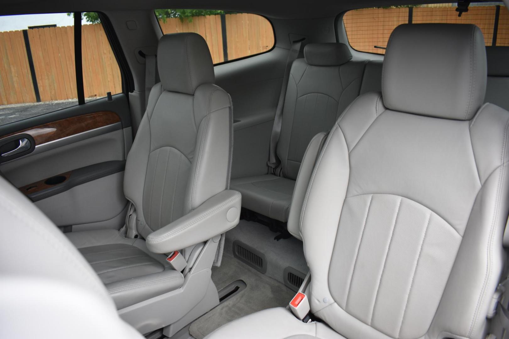 2012 SILVER BUICK ENCLAVE Leather FWD (5GAKRCED0CJ) with an 3.6L V6 DOHC 24V engine, 6-SPEED AUTOMATIC OVERDRIVE transmission, located at 420 E. Kingsbury St., Seguin, TX, 78155, (830) 401-0495, 29.581060, -97.961647 - Photo#3