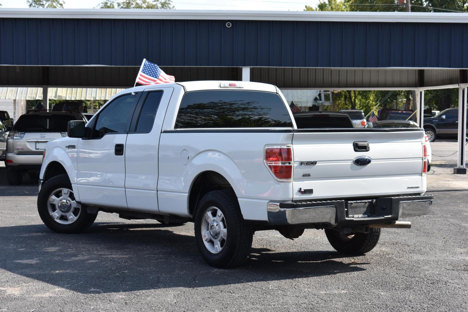 2011 WHITE FORD F-150 FX2 SuperCab 6.5-ft. Bed 2WD (1FTEX1CM3BF) with an 3.7L V6 DOHC 24V engine, 6-SPEED AUTOMATIC transmission, located at 420 E. Kingsbury St., Seguin, TX, 78155, (830) 401-0495, 29.581060, -97.961647 - Photo#2