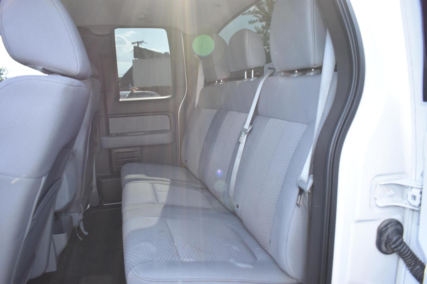2011 WHITE FORD F-150 FX2 SuperCab 6.5-ft. Bed 2WD (1FTEX1CM3BF) with an 3.7L V6 DOHC 24V engine, 6-SPEED AUTOMATIC transmission, located at 420 E. Kingsbury St., Seguin, TX, 78155, (830) 401-0495, 29.581060, -97.961647 - Photo#5