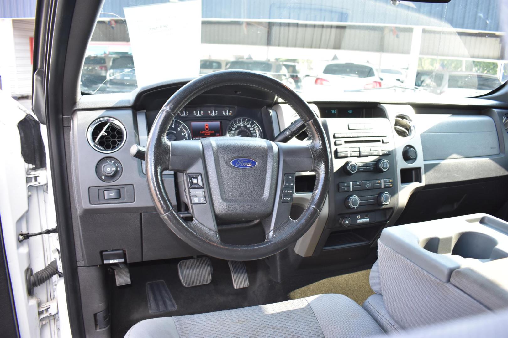 2011 WHITE FORD F-150 FX2 SuperCab 6.5-ft. Bed 2WD (1FTEX1CM3BF) with an 3.7L V6 DOHC 24V engine, 6-SPEED AUTOMATIC transmission, located at 420 E. Kingsbury St., Seguin, TX, 78155, (830) 401-0495, 29.581060, -97.961647 - Photo#6