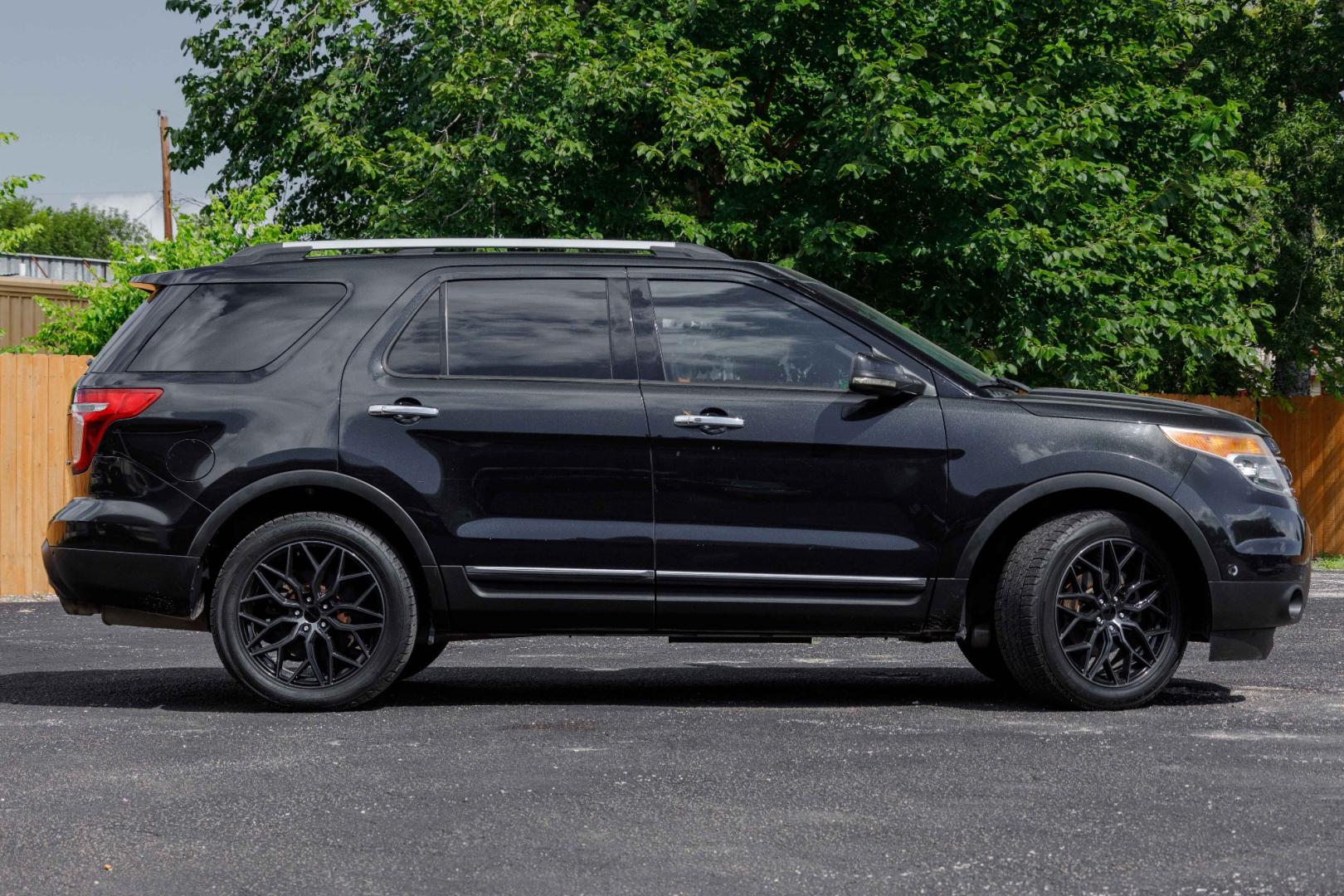 2011 BLACK FORD EXPLORER Limited 4WD (1FMHK8F88BG) with an 3.5L V6 DOHC 24V engine, 6-SPEED AUTOMATIC transmission, located at 420 E. Kingsbury St., Seguin, TX, 78155, (830) 401-0495, 29.581060, -97.961647 - Photo#3