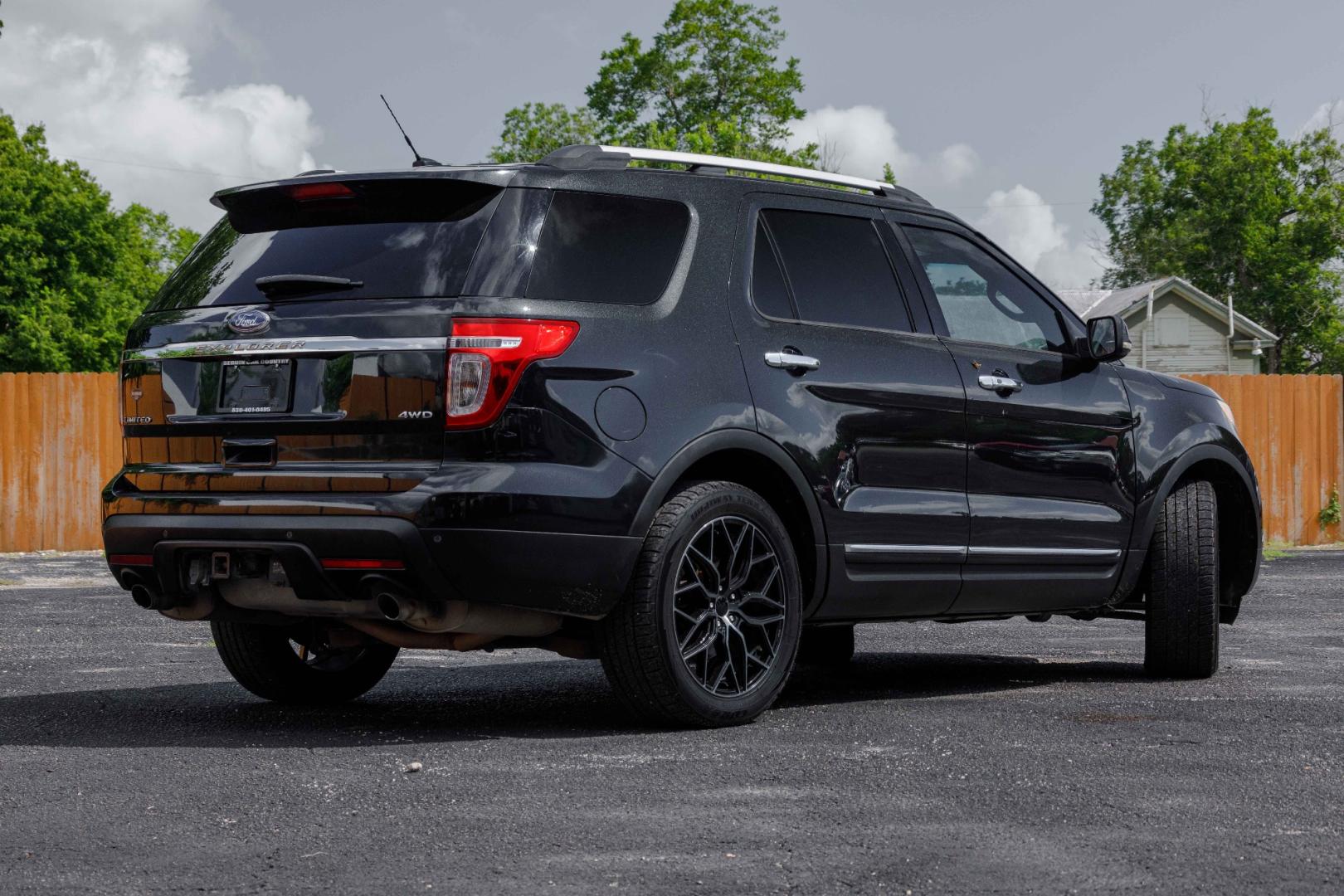 2011 BLACK FORD EXPLORER Limited 4WD (1FMHK8F88BG) with an 3.5L V6 DOHC 24V engine, 6-SPEED AUTOMATIC transmission, located at 420 E. Kingsbury St., Seguin, TX, 78155, (830) 401-0495, 29.581060, -97.961647 - Photo#4