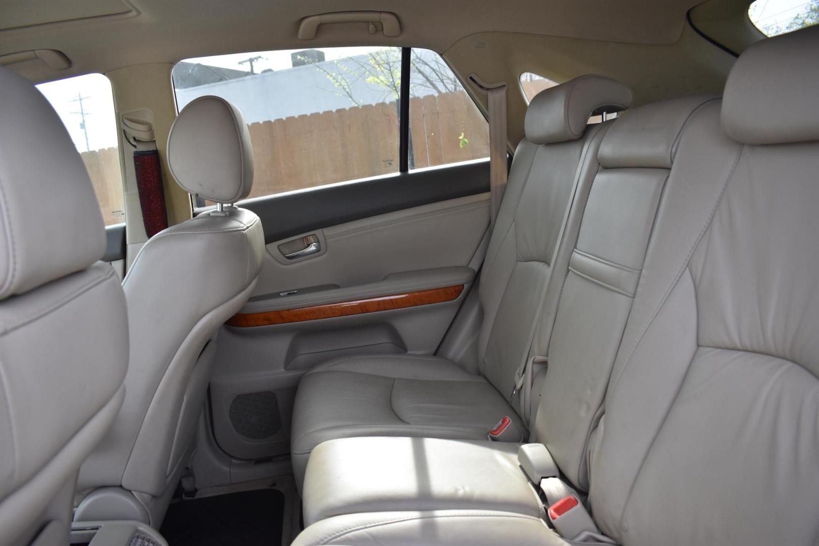 2007 TAN LEXUS RX 350 FWD (2T2GK31UX7C) with an 3.5L V6 DOHC 24V engine, 5-SPEED AUTOMATIC transmission, located at 420 E. Kingsbury St., Seguin, TX, 78155, (830) 401-0495, 29.581060, -97.961647 - Photo#4