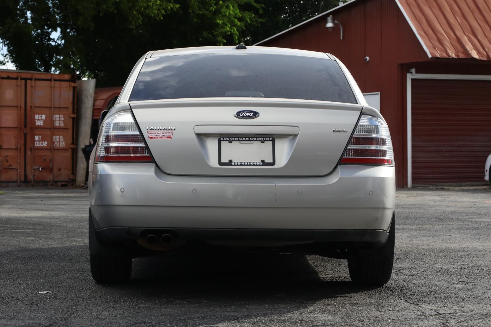 2008 SILVER FORD TAURUS SEL (1FAHP24W38G) with an 3.5L V6 DOHC 24V engine, 6-SPEED AUTOMATIC transmission, located at 420 E. Kingsbury St., Seguin, TX, 78155, (830) 401-0495, 29.581060, -97.961647 - Photo#5