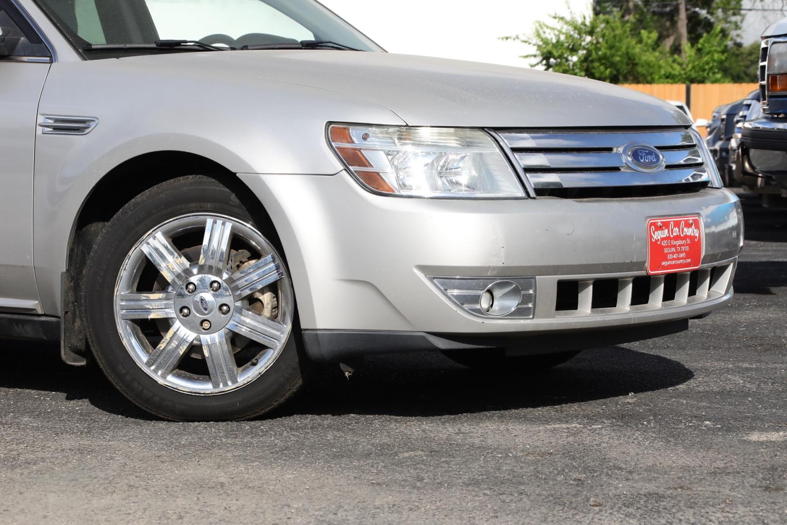2008 SILVER FORD TAURUS SEL (1FAHP24W38G) with an 3.5L V6 DOHC 24V engine, 6-SPEED AUTOMATIC transmission, located at 420 E. Kingsbury St., Seguin, TX, 78155, (830) 401-0495, 29.581060, -97.961647 - Photo#2