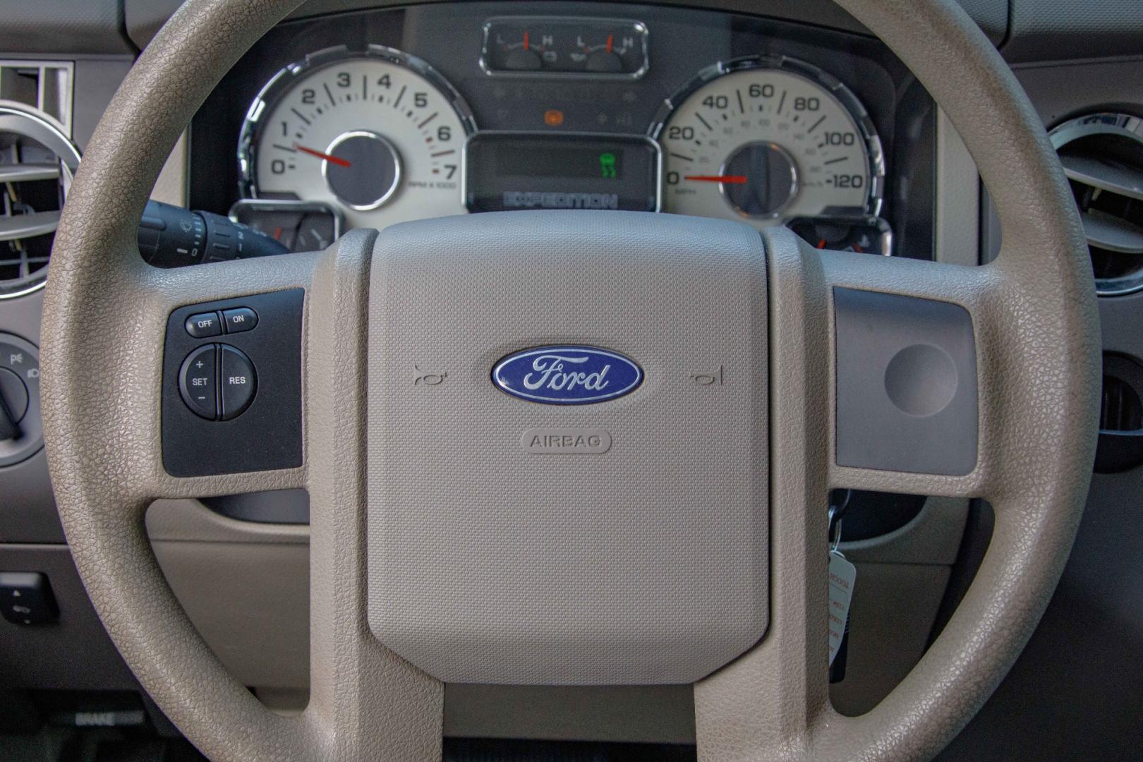 2007 RED FORD EXPEDITION EL XLT 2WD (1FMFK15507L) with an 5.4L V8 SOHC 16V engine, 6-SPEED AUTOMATIC transmission, located at 420 E. Kingsbury St., Seguin, TX, 78155, (830) 401-0495, 29.581060, -97.961647 - Photo#14