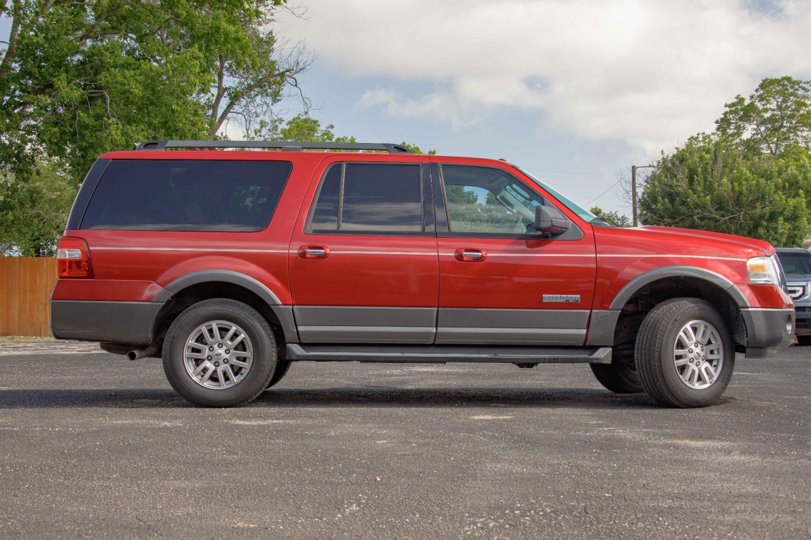 2007 RED FORD EXPEDITION EL XLT 2WD (1FMFK15507L) with an 5.4L V8 SOHC 16V engine, 6-SPEED AUTOMATIC transmission, located at 420 E. Kingsbury St., Seguin, TX, 78155, (830) 401-0495, 29.581060, -97.961647 - Photo#3