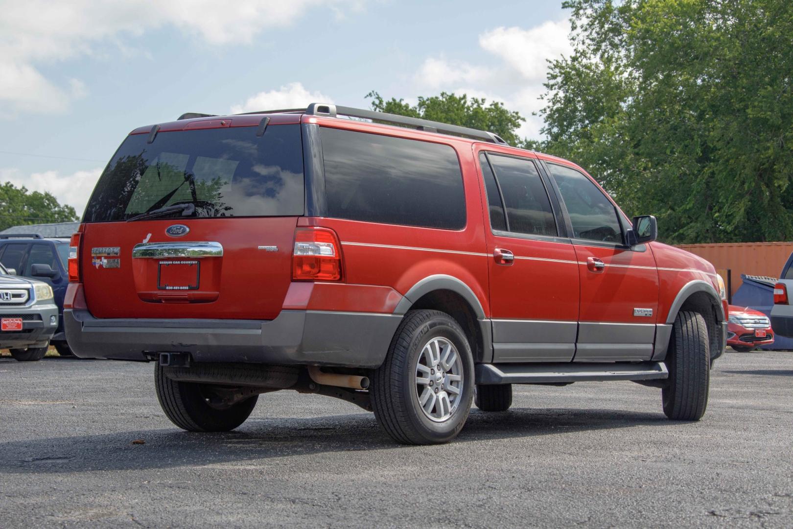 2007 RED FORD EXPEDITION EL XLT 2WD (1FMFK15507L) with an 5.4L V8 SOHC 16V engine, 6-SPEED AUTOMATIC transmission, located at 420 E. Kingsbury St., Seguin, TX, 78155, (830) 401-0495, 29.581060, -97.961647 - Photo#4