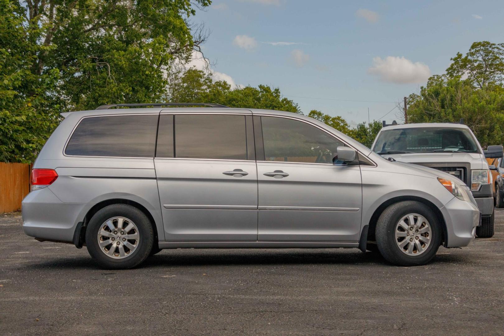 2010 SILVER HONDA ODYSSEY EX-L w/ DVD and Navigation (5FNRL3H70AB) with an 3.5L V6 SOHC 24V engine, 5-SPEED AUTOMATIC transmission, located at 420 E. Kingsbury St., Seguin, TX, 78155, (830) 401-0495, 29.581060, -97.961647 - Photo#3