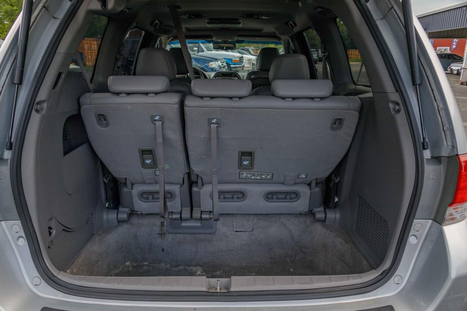 2010 SILVER HONDA ODYSSEY EX-L w/ DVD and Navigation (5FNRL3H70AB) with an 3.5L V6 SOHC 24V engine, 5-SPEED AUTOMATIC transmission, located at 420 E. Kingsbury St., Seguin, TX, 78155, (830) 401-0495, 29.581060, -97.961647 - Photo#6