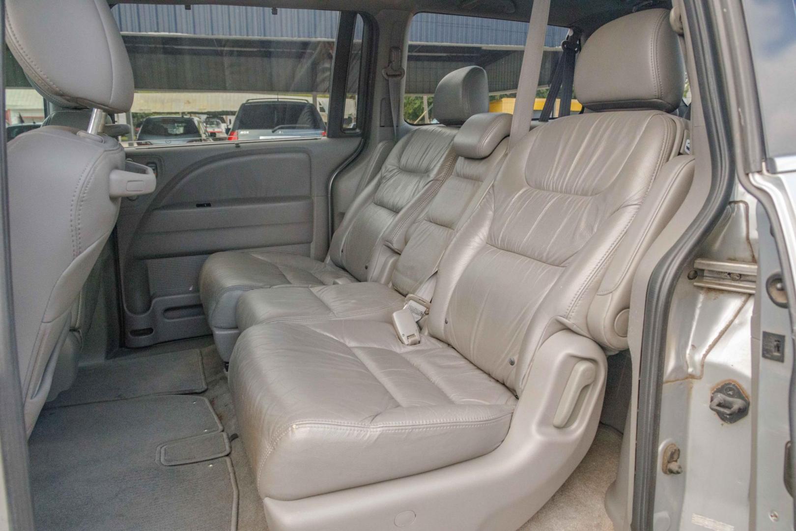 2010 SILVER HONDA ODYSSEY EX-L w/ DVD and Navigation (5FNRL3H70AB) with an 3.5L V6 SOHC 24V engine, 5-SPEED AUTOMATIC transmission, located at 420 E. Kingsbury St., Seguin, TX, 78155, (830) 401-0495, 29.581060, -97.961647 - Photo#8