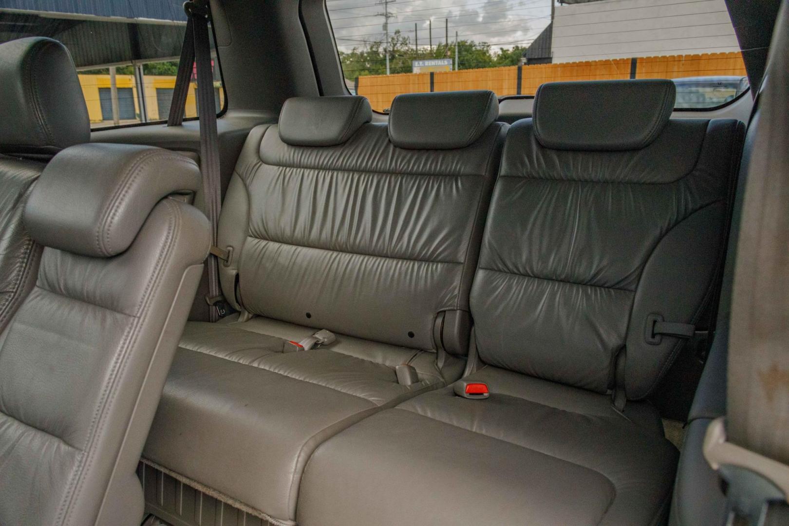 2010 SILVER HONDA ODYSSEY EX-L w/ DVD and Navigation (5FNRL3H70AB) with an 3.5L V6 SOHC 24V engine, 5-SPEED AUTOMATIC transmission, located at 420 E. Kingsbury St., Seguin, TX, 78155, (830) 401-0495, 29.581060, -97.961647 - Photo#9