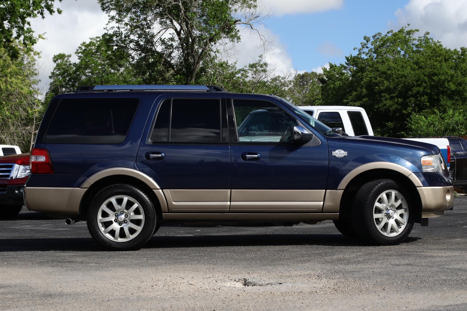 2013 BLUE FORD EXPEDITION King Ranch 2WD (1FMJU1H59DE) with an 5.4L V8 SOHC 16V FFV engine, 6-SPEED AUTOMATIC transmission, located at 420 E. Kingsbury St., Seguin, TX, 78155, (830) 401-0495, 29.581060, -97.961647 - Photo#3