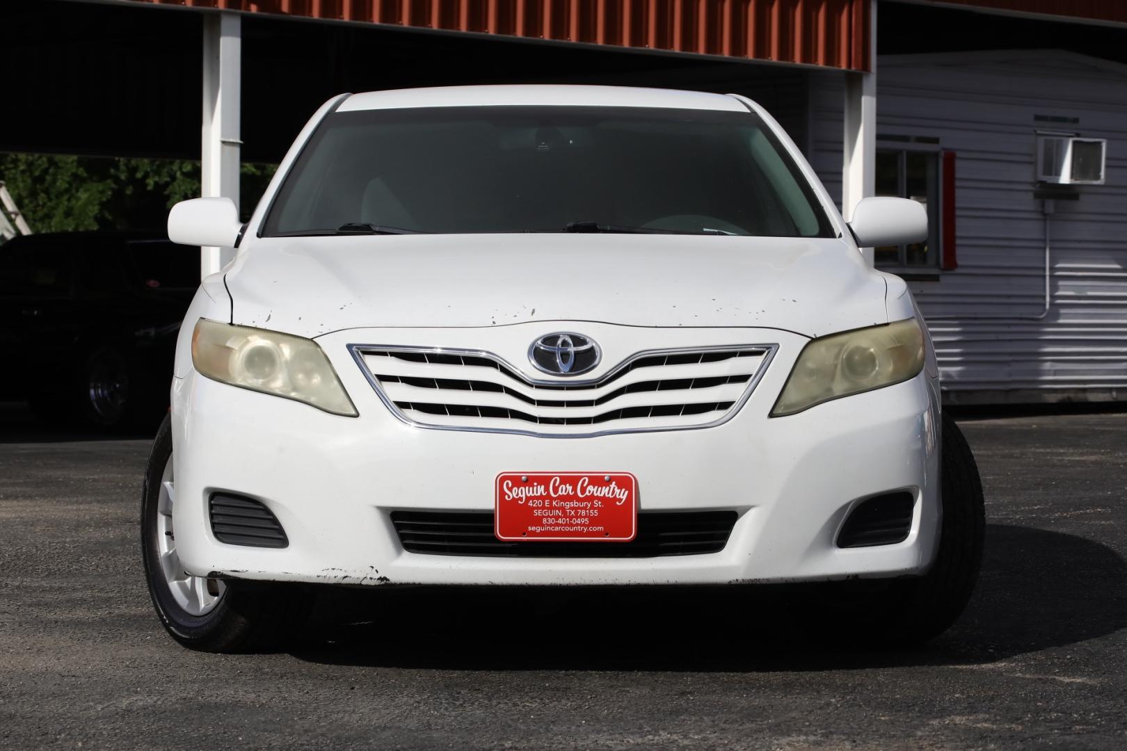 2011 WHITE TOYOTA CAMRY Base 6-Spd AT (4T4BF3EK1BR) with an 2.5L L4 DOHC 16V engine, 6-SPEED AUTOMATIC transmission, located at 420 E. Kingsbury St., Seguin, TX, 78155, (830) 401-0495, 29.581060, -97.961647 - Photo#2