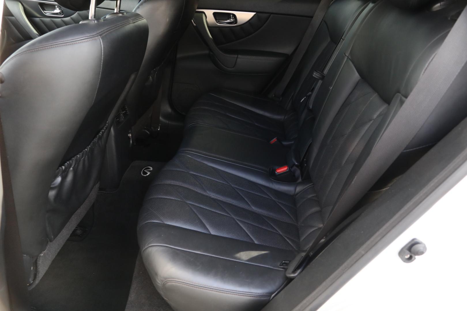 2010 SILVER INFINITI FX FX35 AWD (JN8AS1MW4AM) with an 3.5L V6 DOHC 24V engine, 5-SPEED AUTOMATIC transmission, located at 420 E. Kingsbury St., Seguin, TX, 78155, (830) 401-0495, 29.581060, -97.961647 - Photo#10