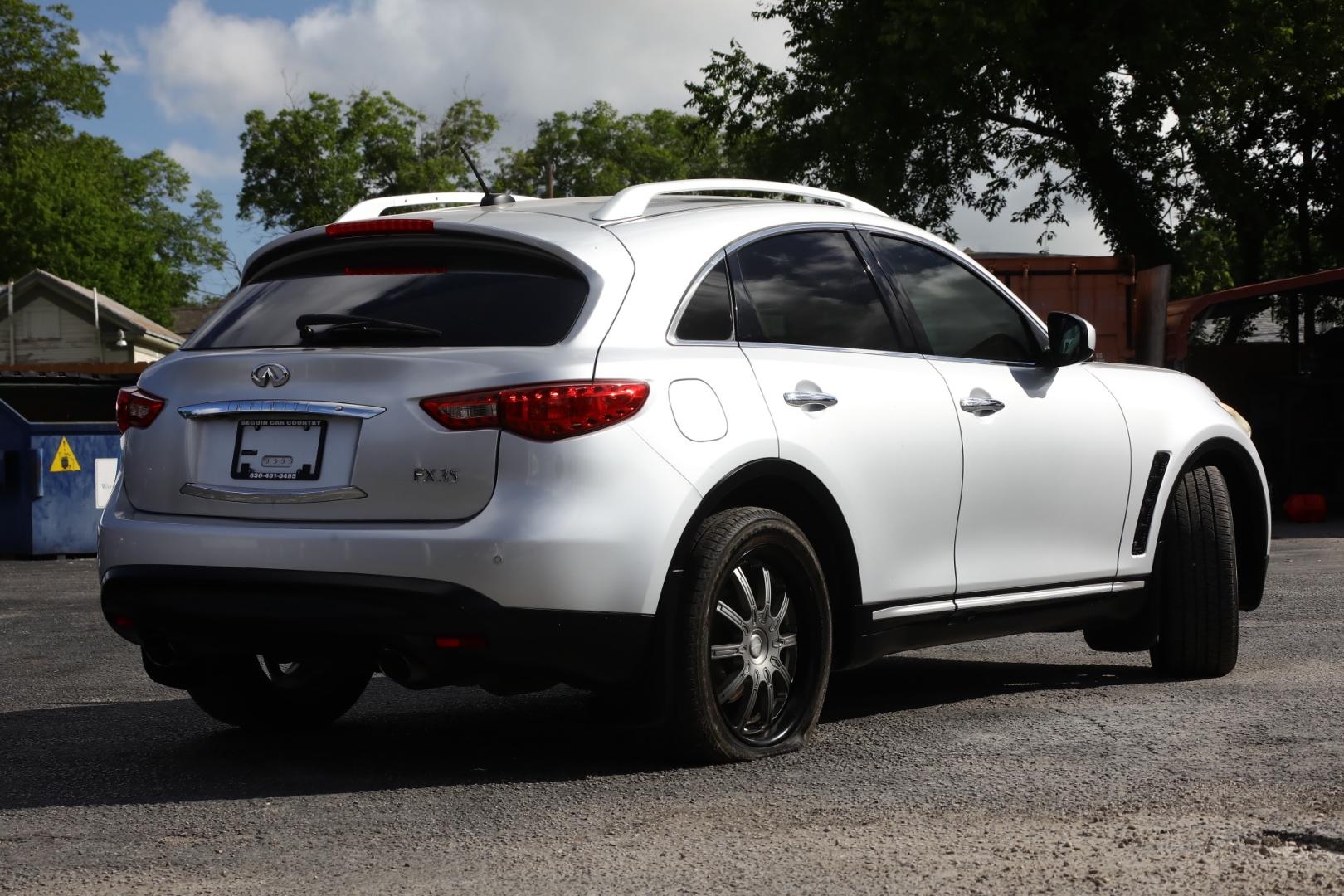 2010 SILVER INFINITI FX FX35 AWD (JN8AS1MW4AM) with an 3.5L V6 DOHC 24V engine, 5-SPEED AUTOMATIC transmission, located at 420 E. Kingsbury St., Seguin, TX, 78155, (830) 401-0495, 29.581060, -97.961647 - Photo#4