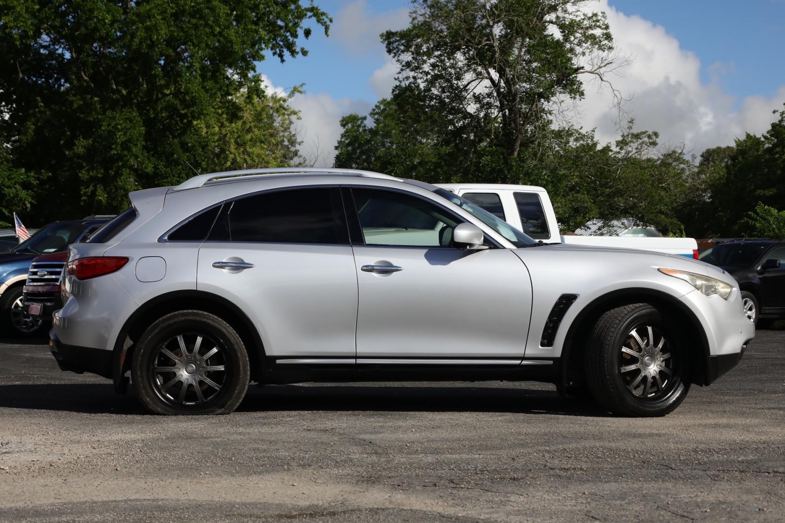 2010 SILVER INFINITI FX FX35 AWD (JN8AS1MW4AM) with an 3.5L V6 DOHC 24V engine, 5-SPEED AUTOMATIC transmission, located at 420 E. Kingsbury St., Seguin, TX, 78155, (830) 401-0495, 29.581060, -97.961647 - Photo#3