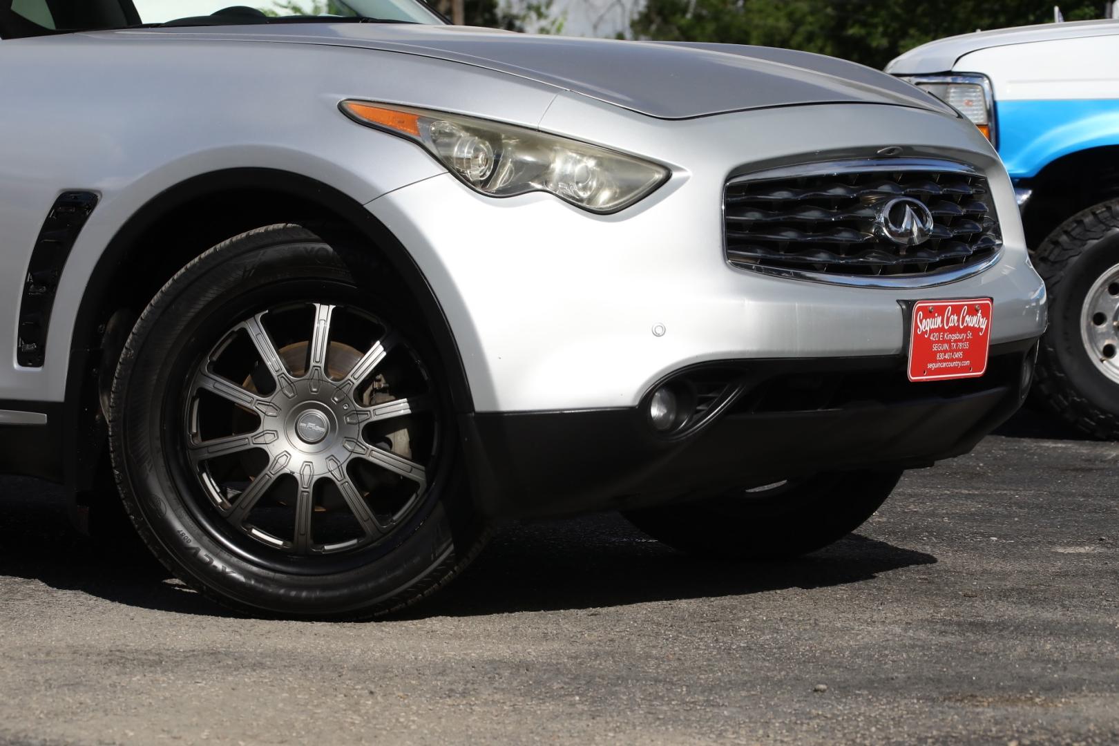 2010 SILVER INFINITI FX FX35 AWD (JN8AS1MW4AM) with an 3.5L V6 DOHC 24V engine, 5-SPEED AUTOMATIC transmission, located at 420 E. Kingsbury St., Seguin, TX, 78155, (830) 401-0495, 29.581060, -97.961647 - Photo#2