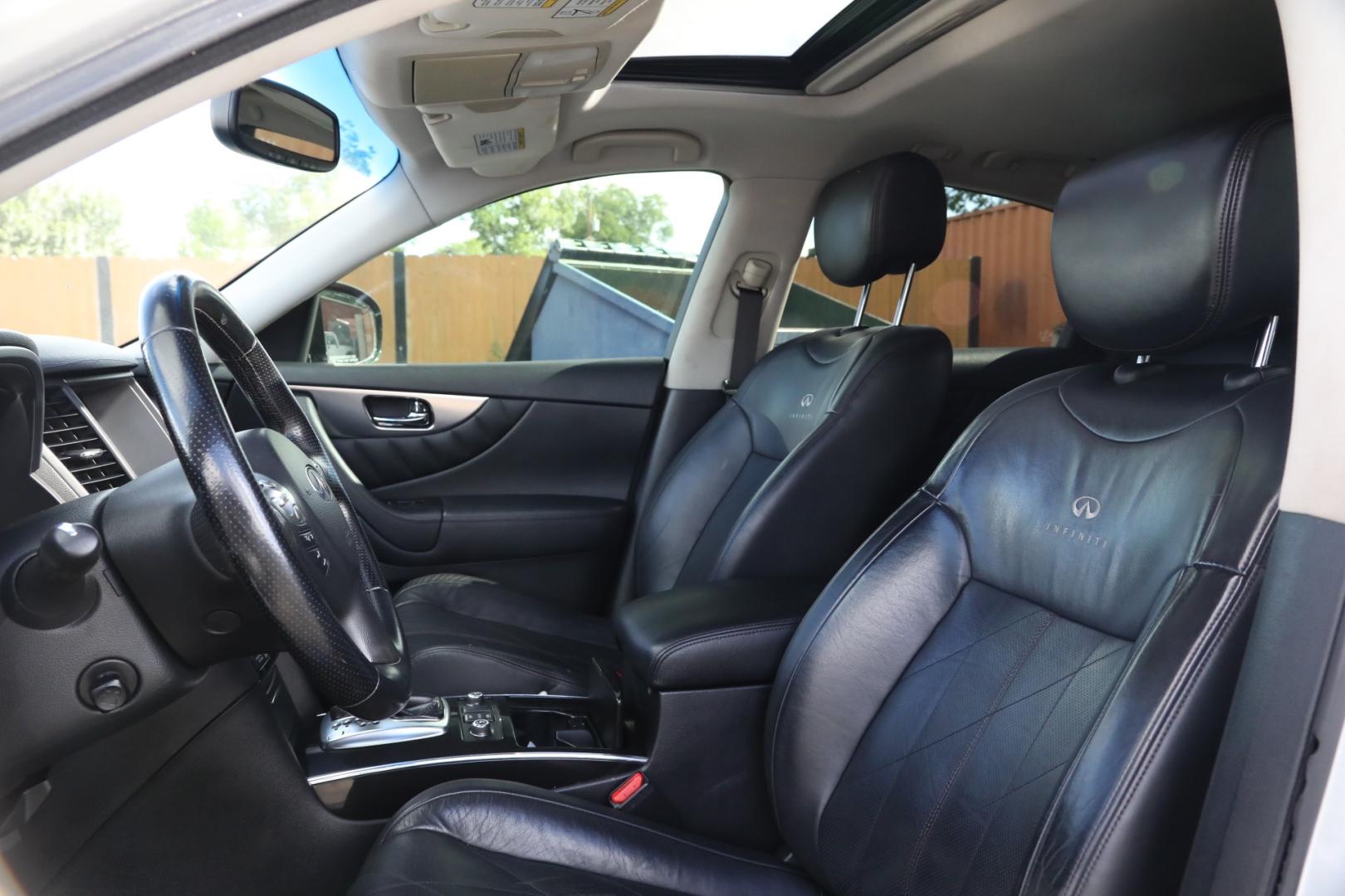 2010 SILVER INFINITI FX FX35 AWD (JN8AS1MW4AM) with an 3.5L V6 DOHC 24V engine, 5-SPEED AUTOMATIC transmission, located at 420 E. Kingsbury St., Seguin, TX, 78155, (830) 401-0495, 29.581060, -97.961647 - Photo#13