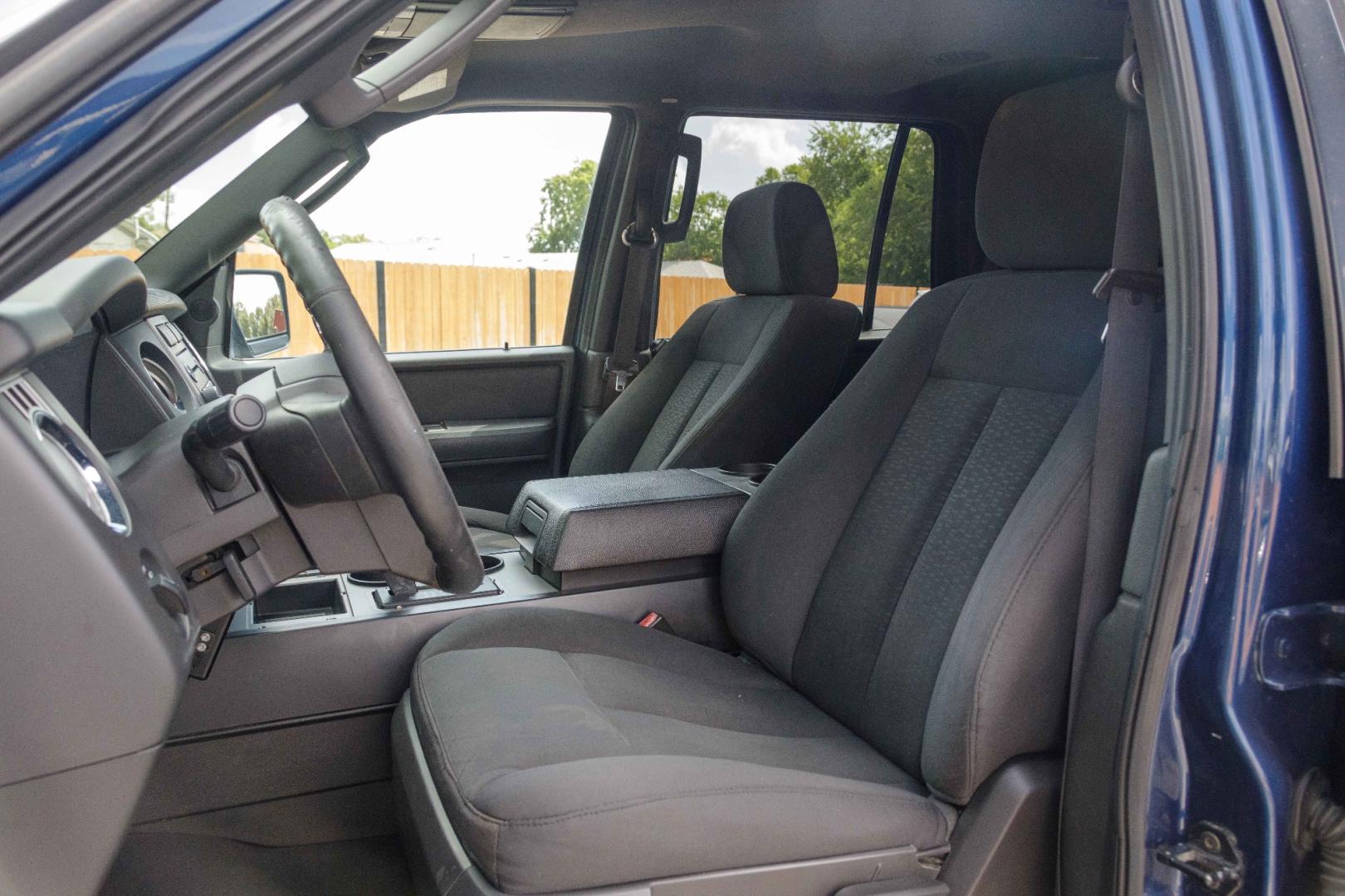 2008 BLUE FORD EXPEDITION XLT 2WD (1FMFU15518L) with an 5.4L V8 SOHC 16V engine, 6-SPEED AUTOMATIC transmission, located at 420 E. Kingsbury St., Seguin, TX, 78155, (830) 401-0495, 29.581060, -97.961647 - Photo#13