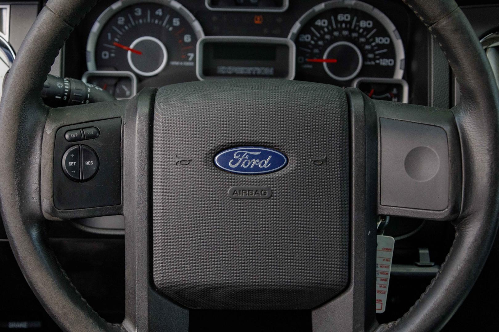 2008 BLUE FORD EXPEDITION XLT 2WD (1FMFU15518L) with an 5.4L V8 SOHC 16V engine, 6-SPEED AUTOMATIC transmission, located at 420 E. Kingsbury St., Seguin, TX, 78155, (830) 401-0495, 29.581060, -97.961647 - Photo#12