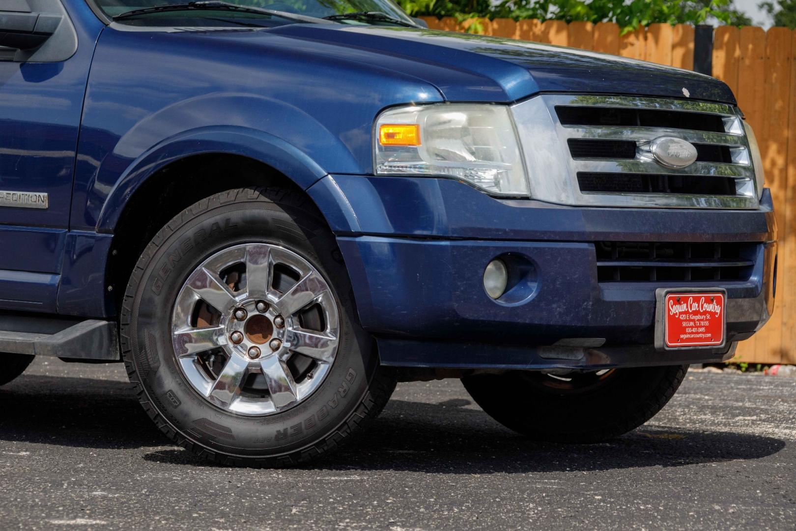 2008 BLUE FORD EXPEDITION XLT 2WD (1FMFU15518L) with an 5.4L V8 SOHC 16V engine, 6-SPEED AUTOMATIC transmission, located at 420 E. Kingsbury St., Seguin, TX, 78155, (830) 401-0495, 29.581060, -97.961647 - Photo#2