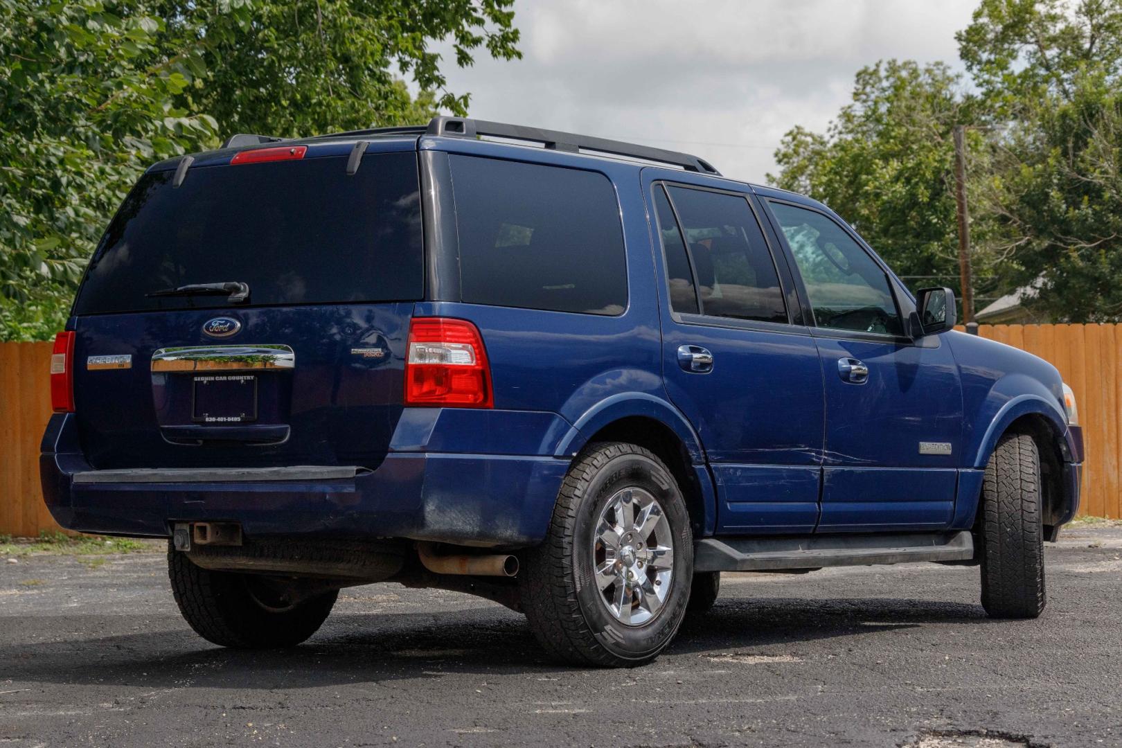 2008 BLUE FORD EXPEDITION XLT 2WD (1FMFU15518L) with an 5.4L V8 SOHC 16V engine, 6-SPEED AUTOMATIC transmission, located at 420 E. Kingsbury St., Seguin, TX, 78155, (830) 401-0495, 29.581060, -97.961647 - Photo#4
