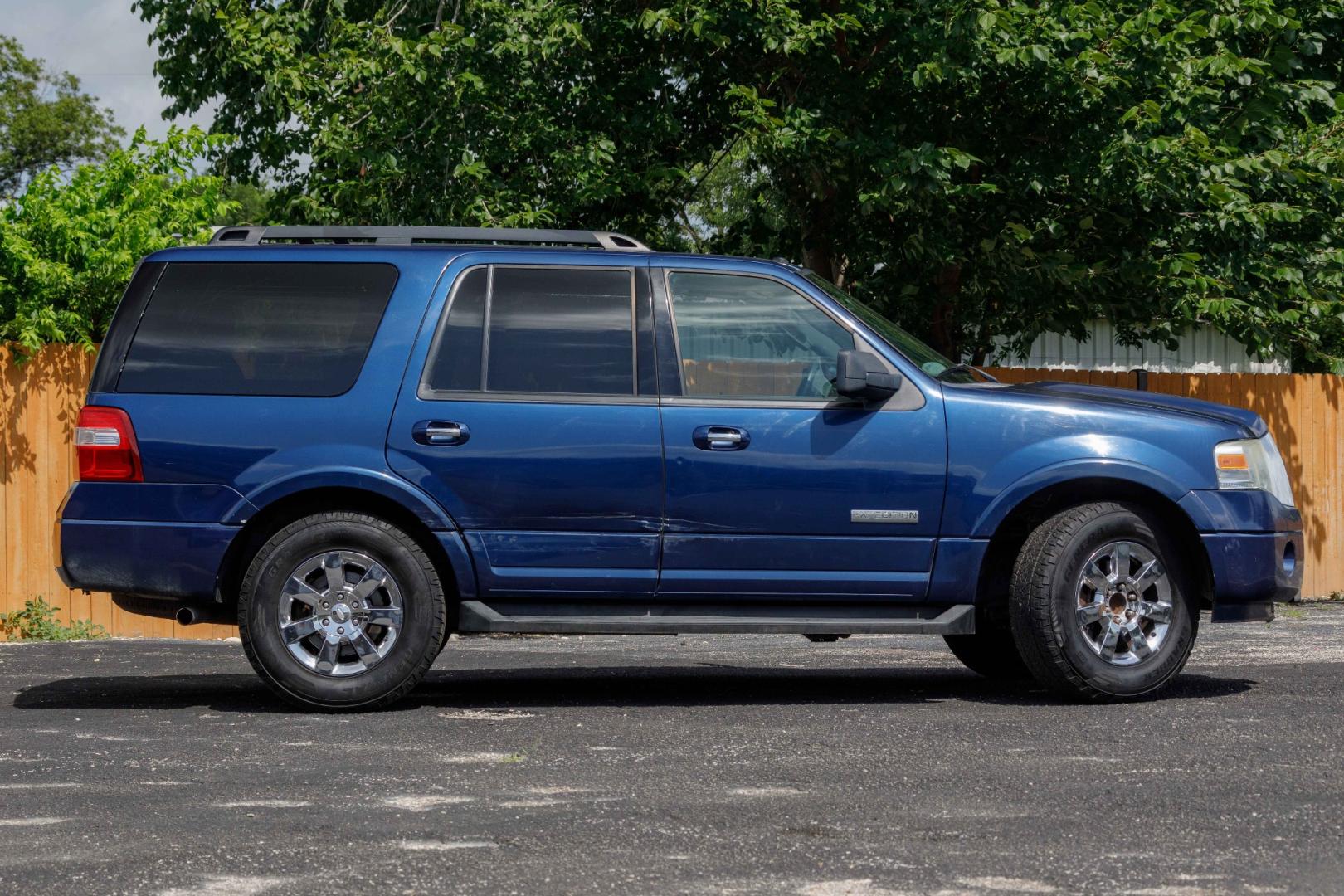 2008 BLUE FORD EXPEDITION XLT 2WD (1FMFU15518L) with an 5.4L V8 SOHC 16V engine, 6-SPEED AUTOMATIC transmission, located at 420 E. Kingsbury St., Seguin, TX, 78155, (830) 401-0495, 29.581060, -97.961647 - Photo#3