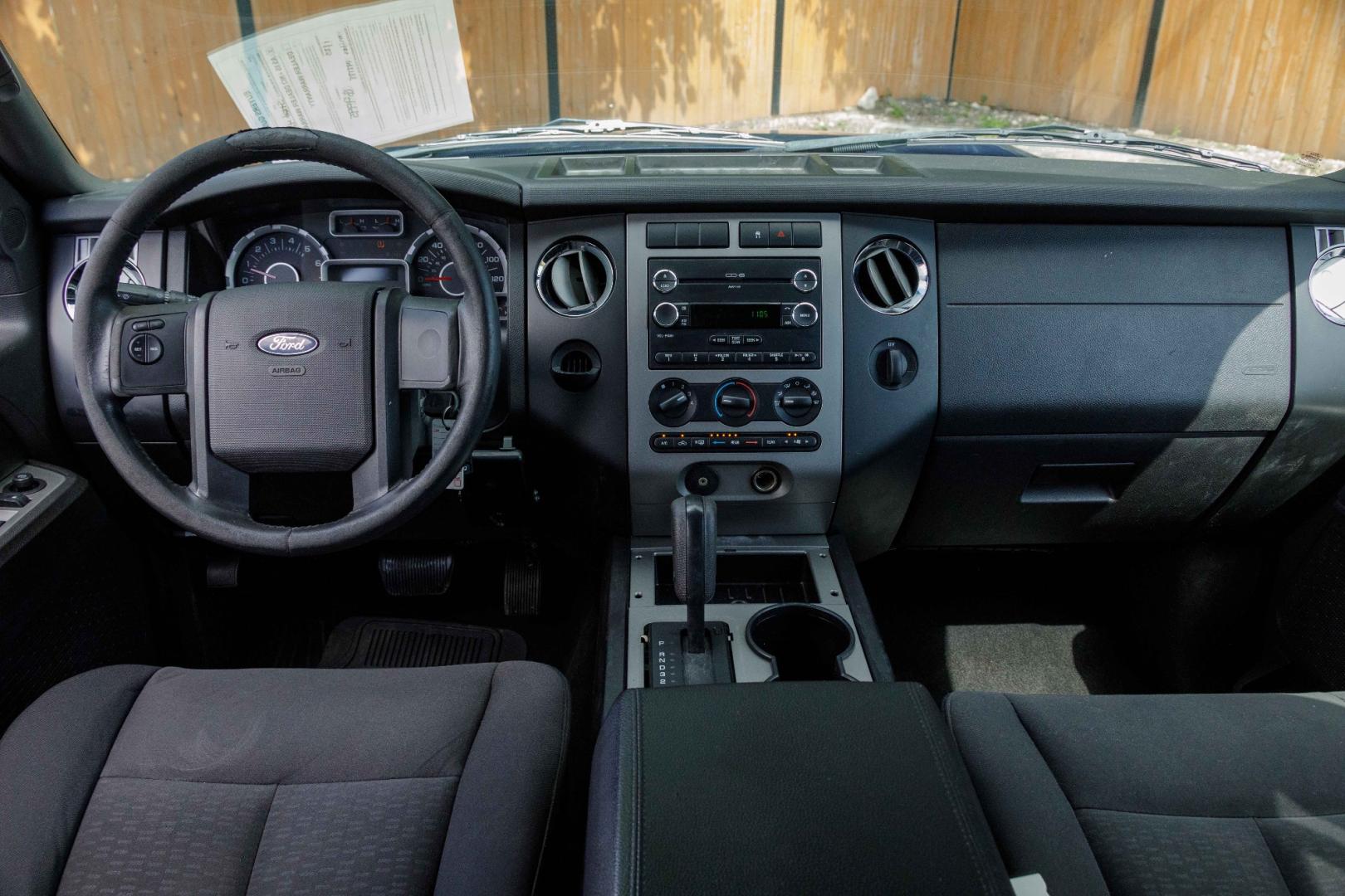 2008 BLUE FORD EXPEDITION XLT 2WD (1FMFU15518L) with an 5.4L V8 SOHC 16V engine, 6-SPEED AUTOMATIC transmission, located at 420 E. Kingsbury St., Seguin, TX, 78155, (830) 401-0495, 29.581060, -97.961647 - Photo#10