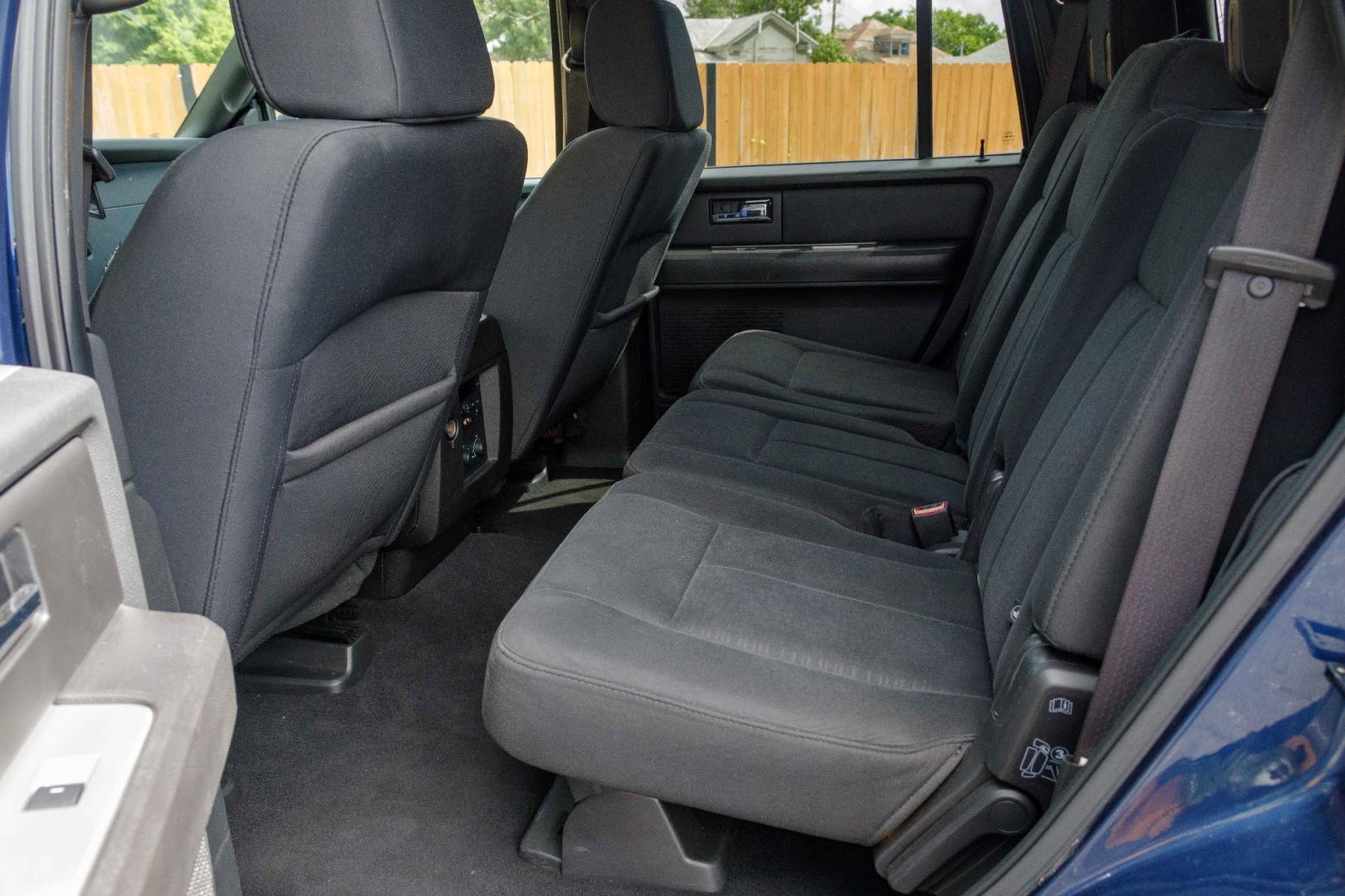 2008 BLUE FORD EXPEDITION XLT 2WD (1FMFU15518L) with an 5.4L V8 SOHC 16V engine, 6-SPEED AUTOMATIC transmission, located at 420 E. Kingsbury St., Seguin, TX, 78155, (830) 401-0495, 29.581060, -97.961647 - Photo#8
