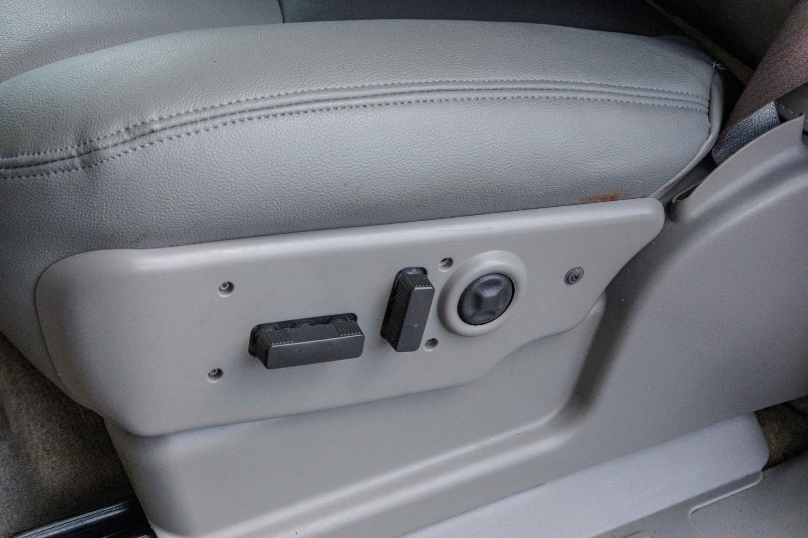 2006 SILVER GMC YUKON DENALI XL AWD (1GKFK66U66J) with an 6.0L V8 OHV 16V engine, 4-SPEED AUTOMATIC transmission, located at 420 E. Kingsbury St., Seguin, TX, 78155, (830) 401-0495, 29.581060, -97.961647 - Photo#15