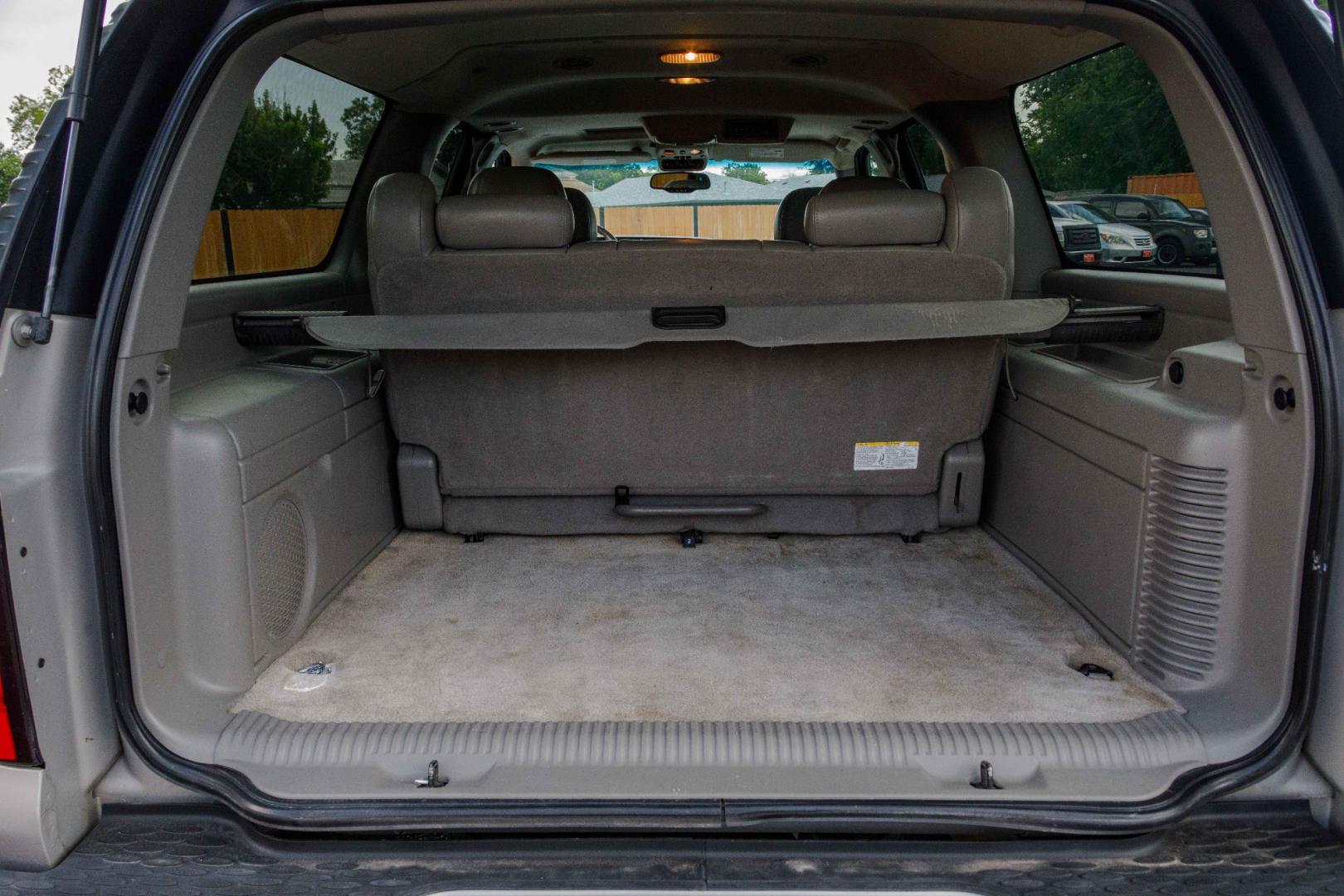 2006 SILVER GMC YUKON DENALI XL AWD (1GKFK66U66J) with an 6.0L V8 OHV 16V engine, 4-SPEED AUTOMATIC transmission, located at 420 E. Kingsbury St., Seguin, TX, 78155, (830) 401-0495, 29.581060, -97.961647 - Photo#6